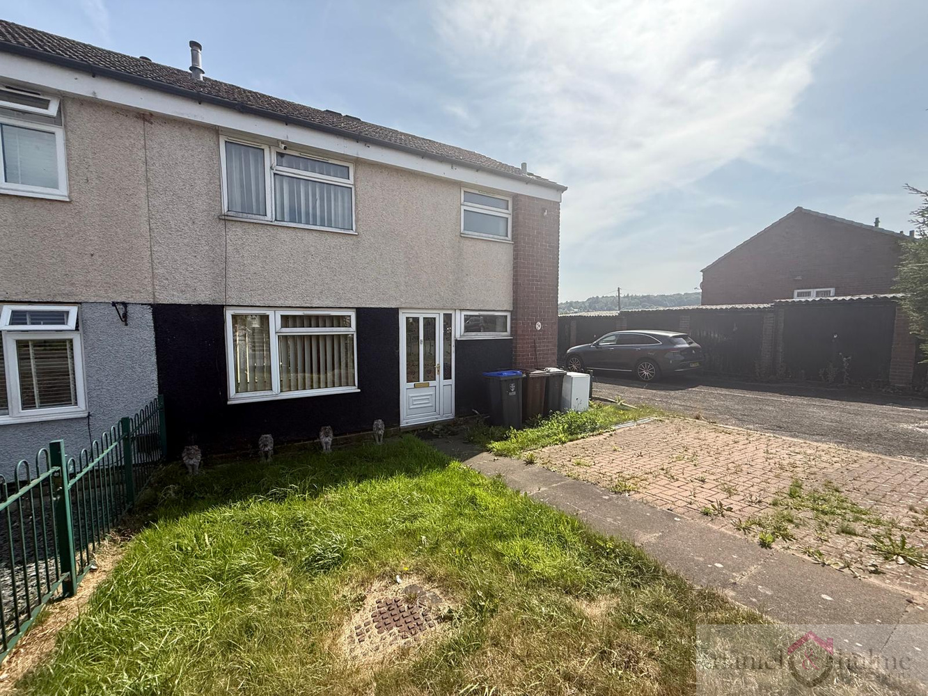 3 bedroom Semi-detached house Under Offer
