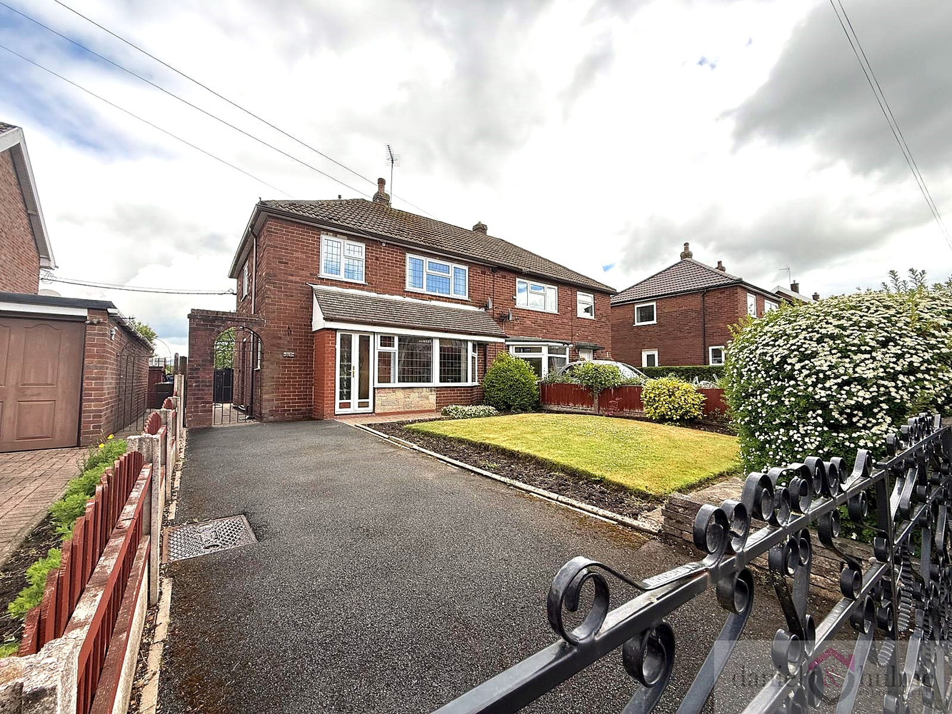 3 bedroom Semi-detached house Sold