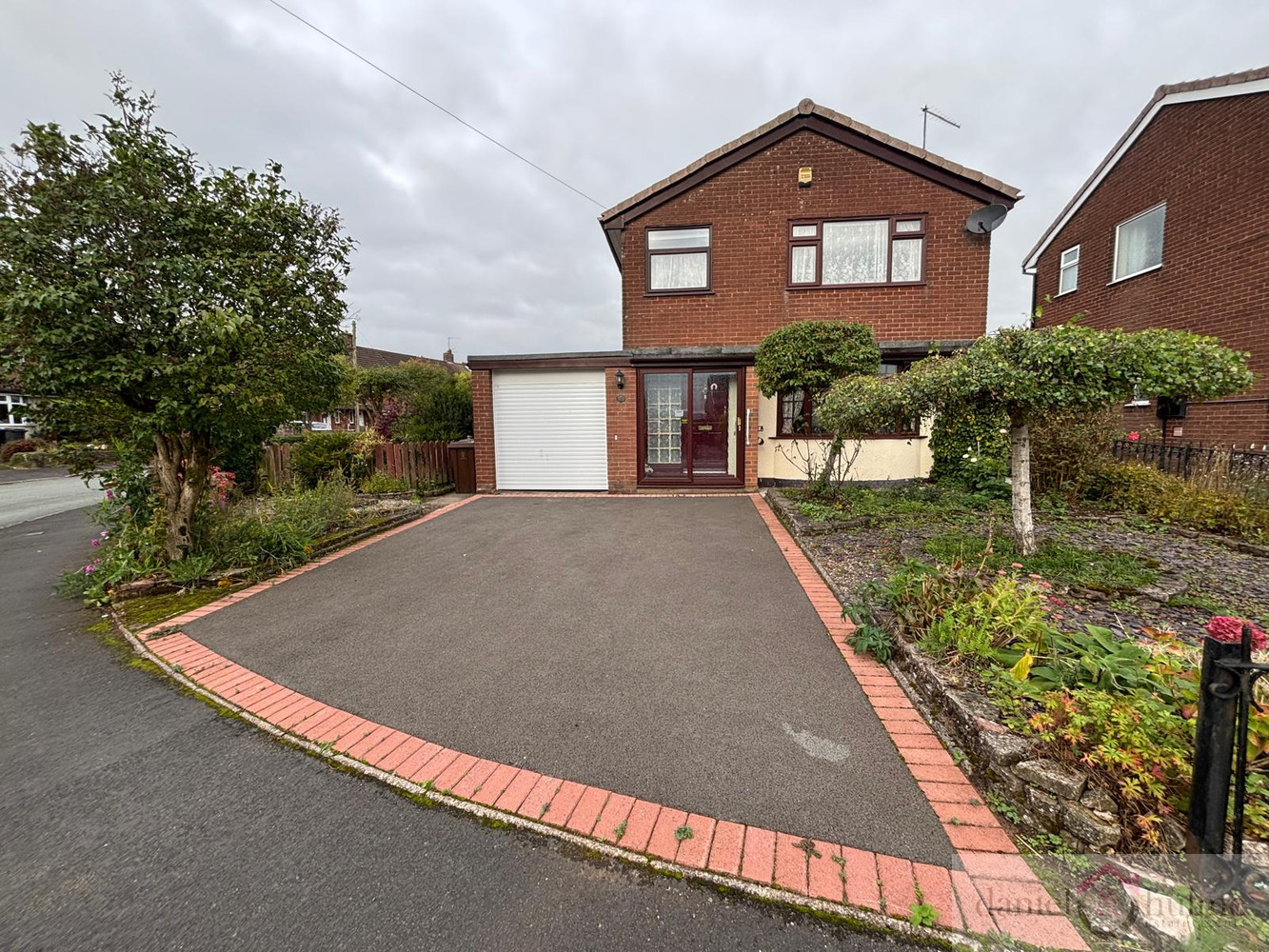 3 bedroom Detached house Under Offer