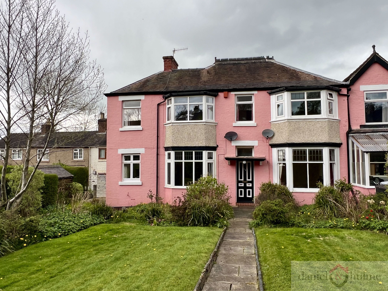 6 bedroom Semi-detached house Under Offer