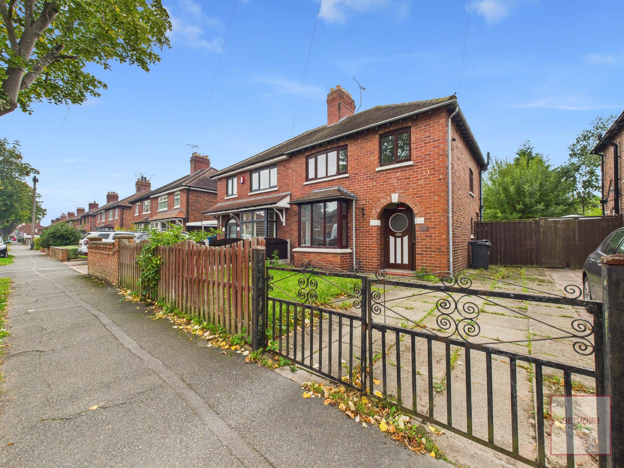 3 bedroom Semi-detached house Under Offer