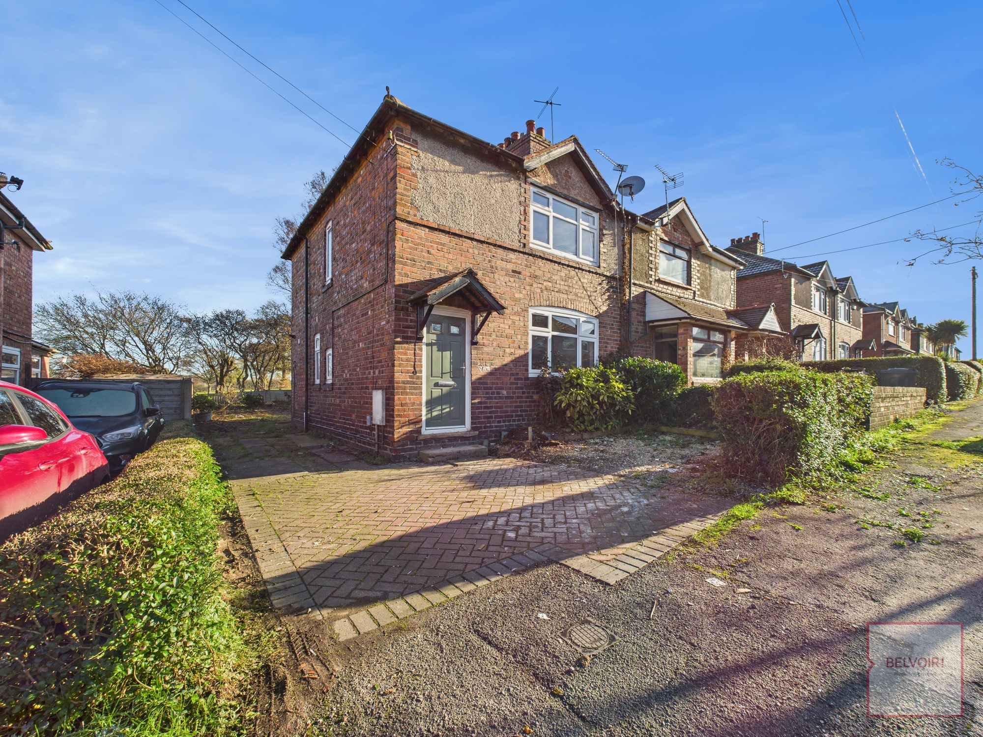 3 bedroom Semi-detached house Under Offer