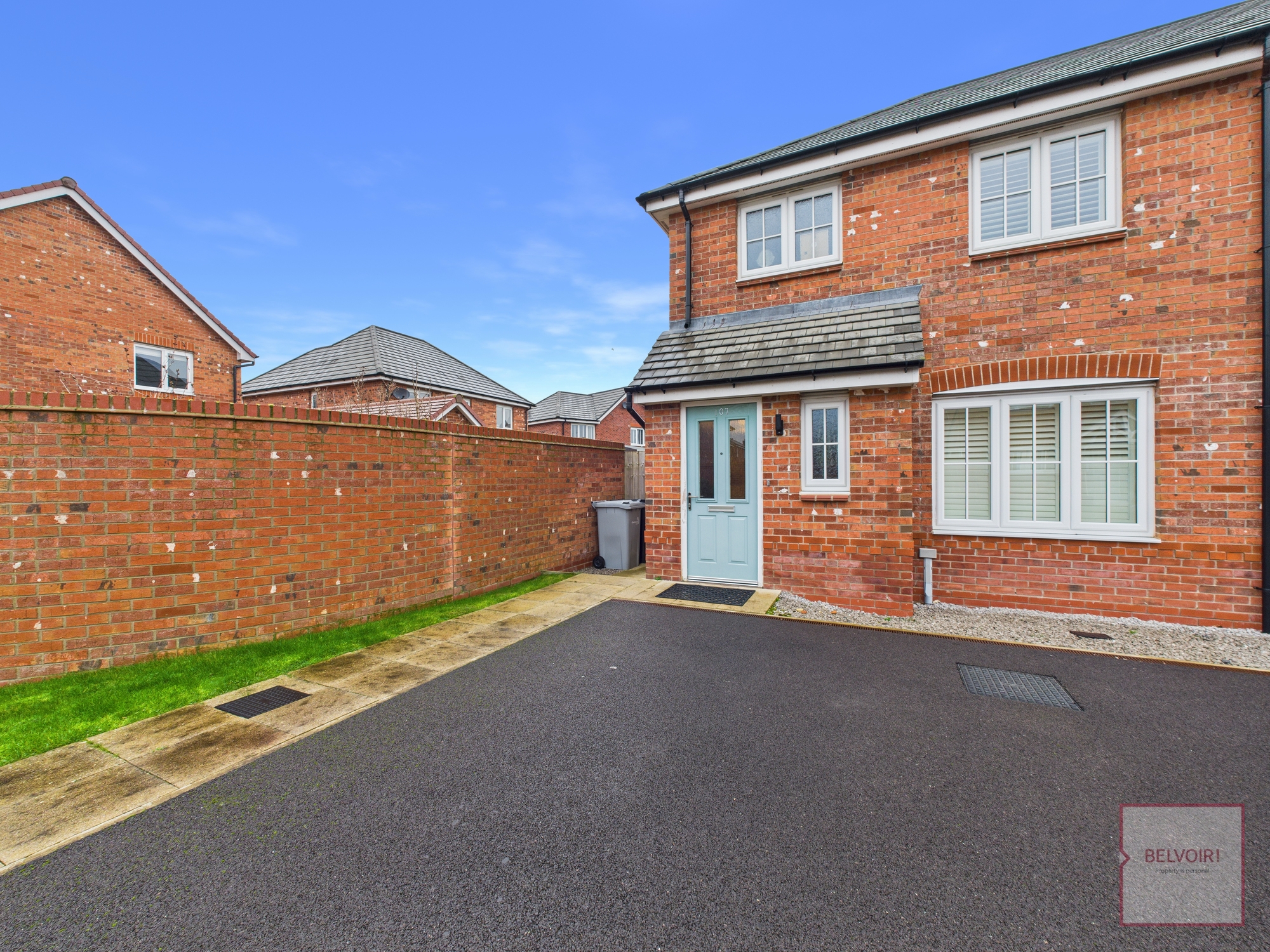 3 bedroom Semi-detached house Under Offer