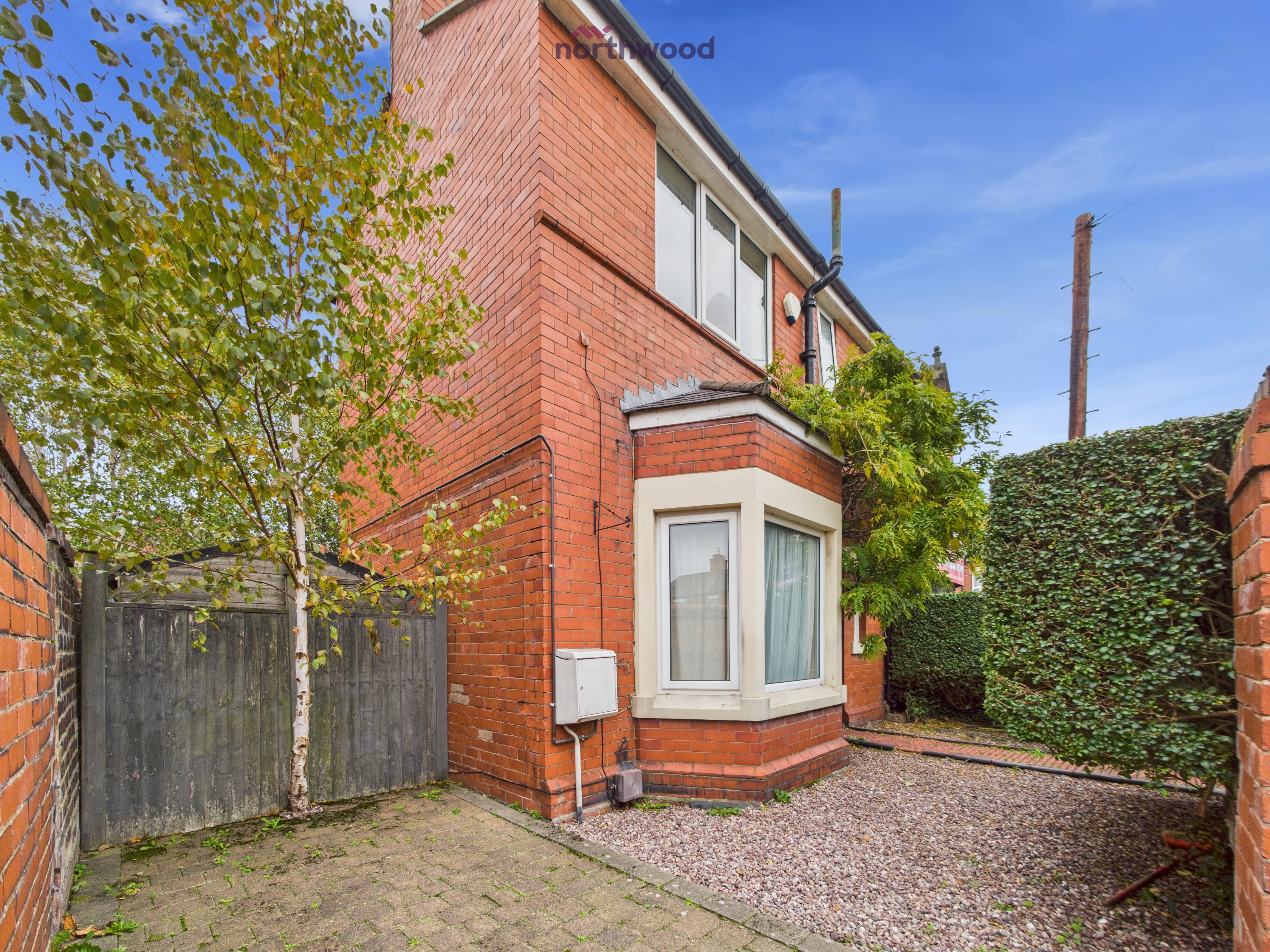 2 bedroom Semi-detached house Under Offer