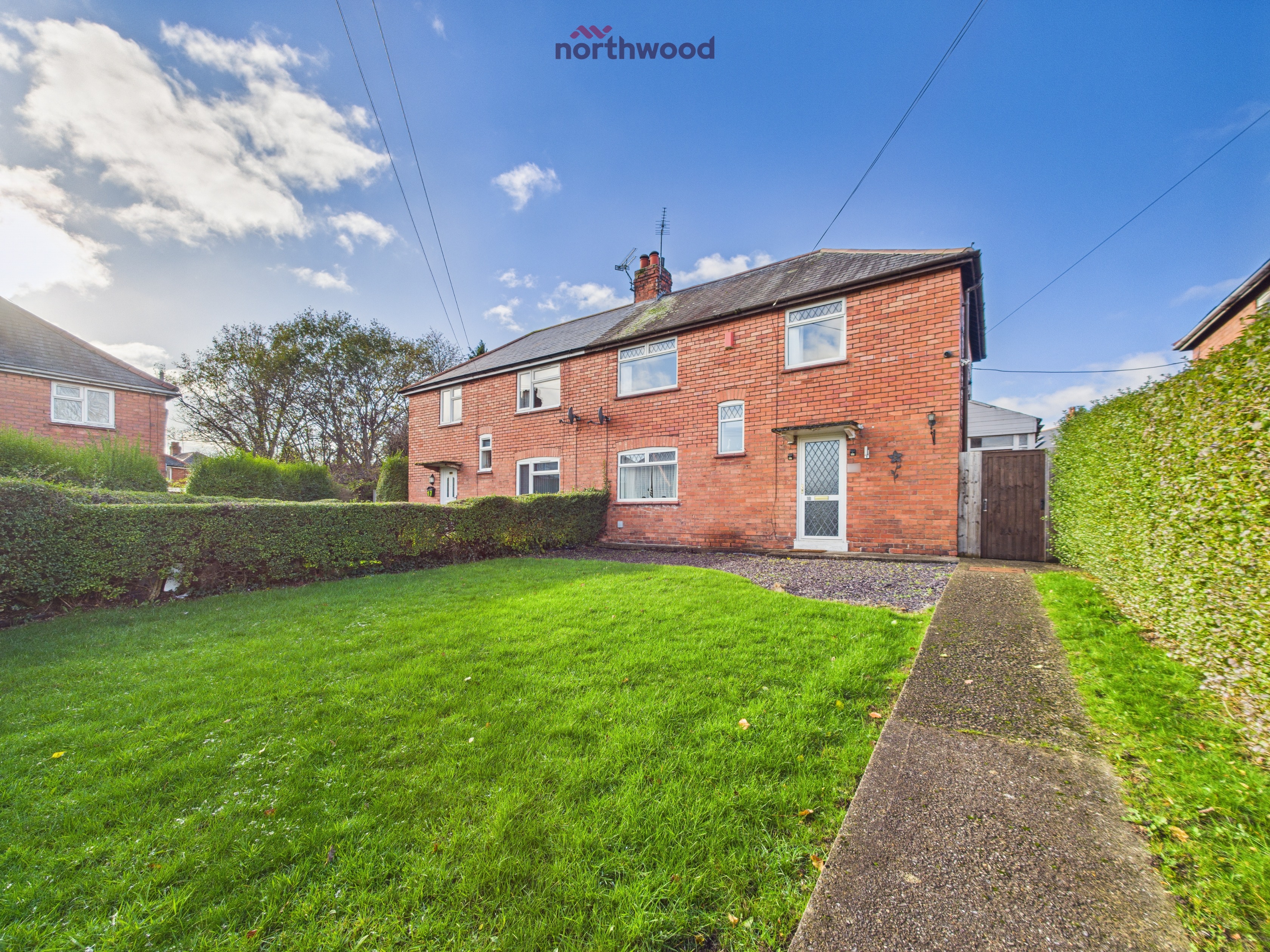 3 bedroom Semi-detached house Under Offer