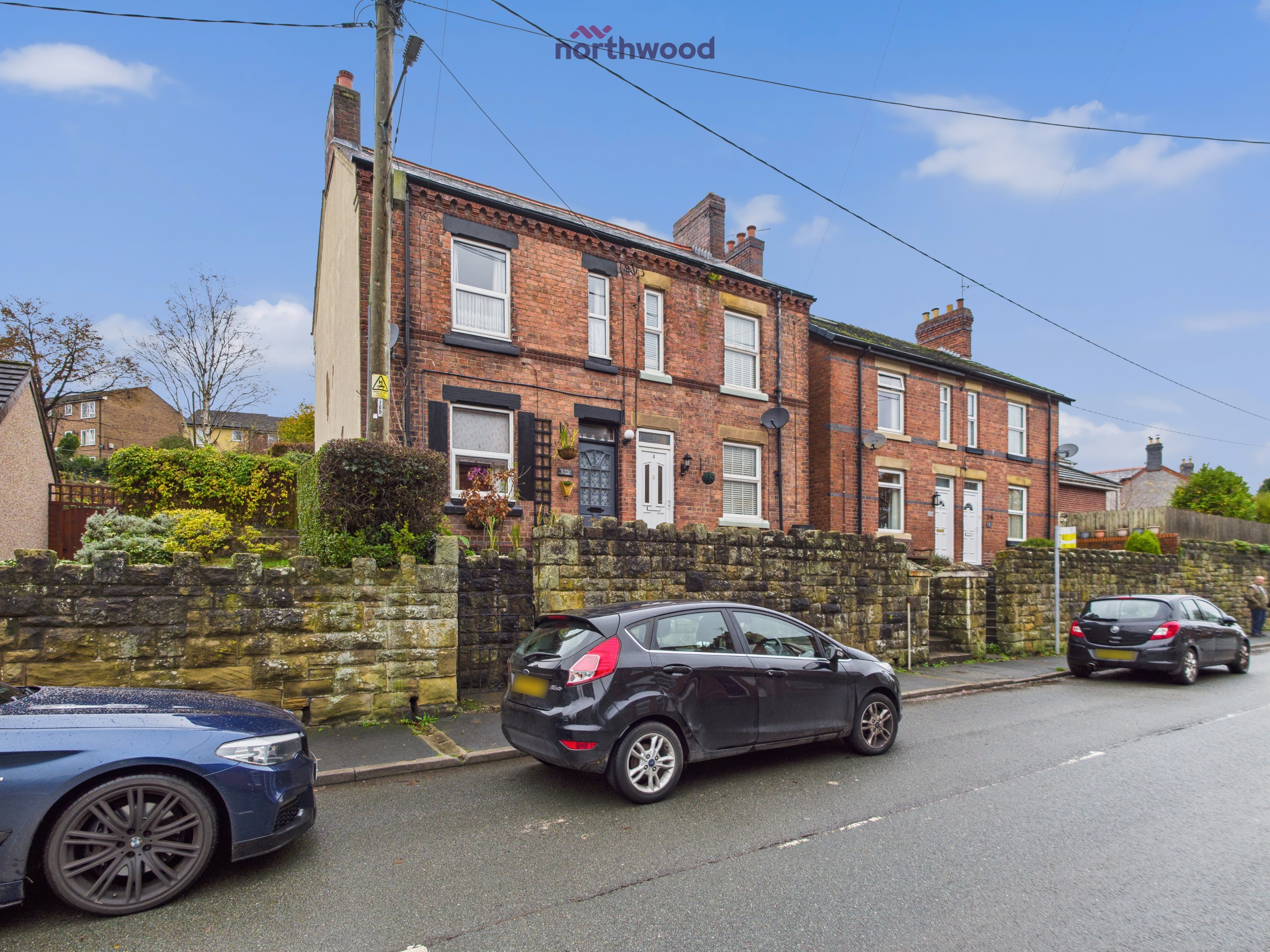 2 bedroom Semi-detached house Under Offer