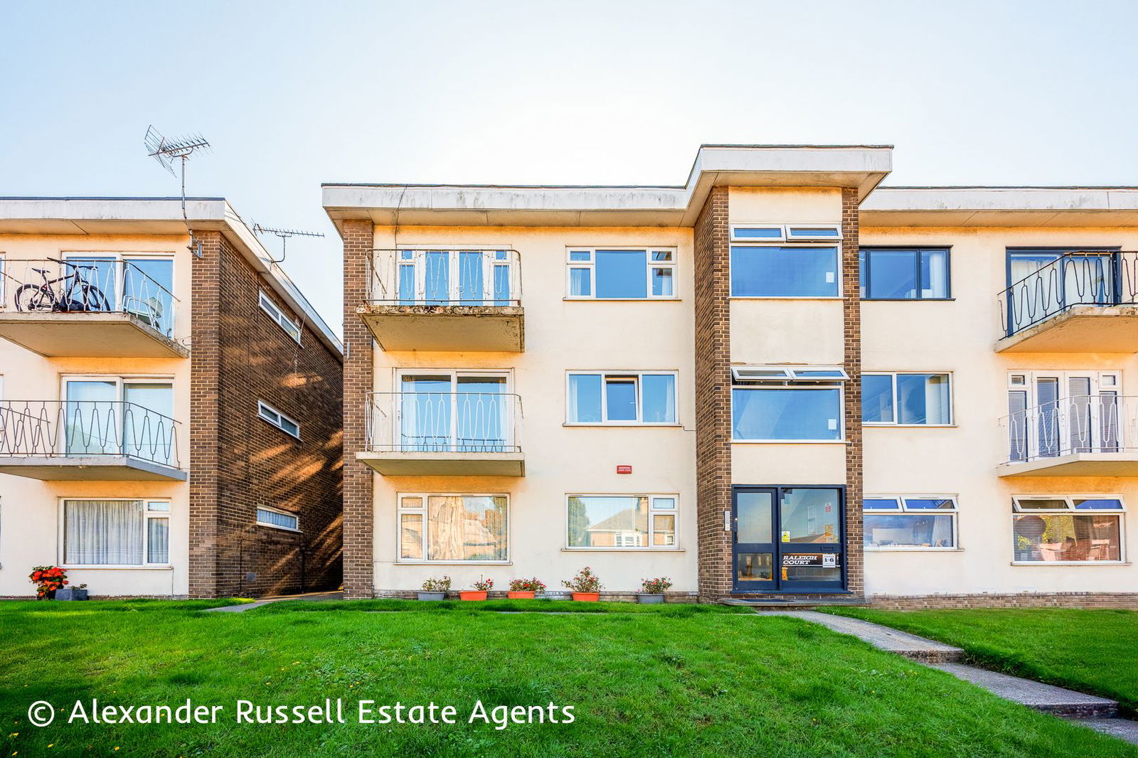 2 bedroom Flat Under Offer