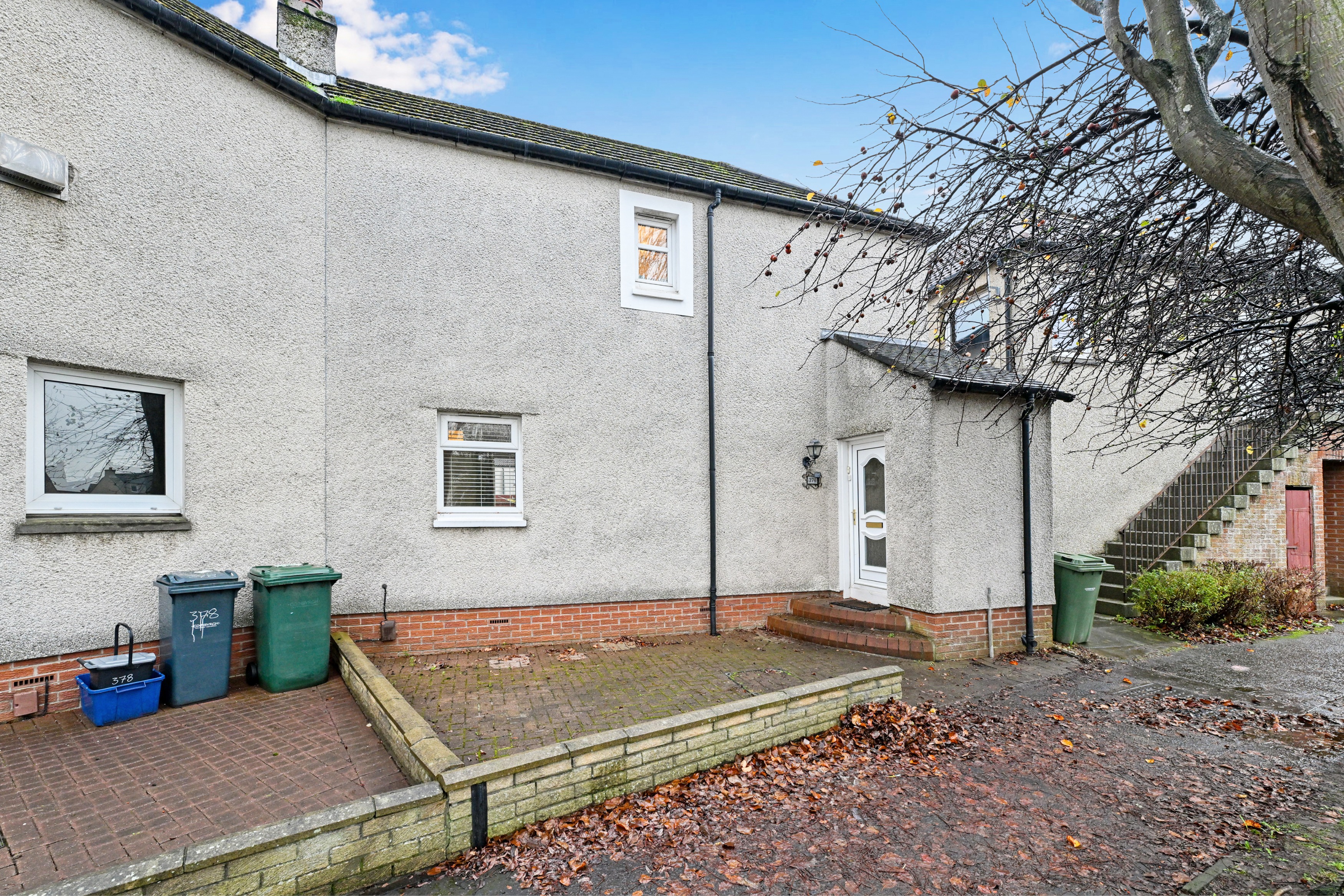 2 bedroom Semi-detached house Under Offer