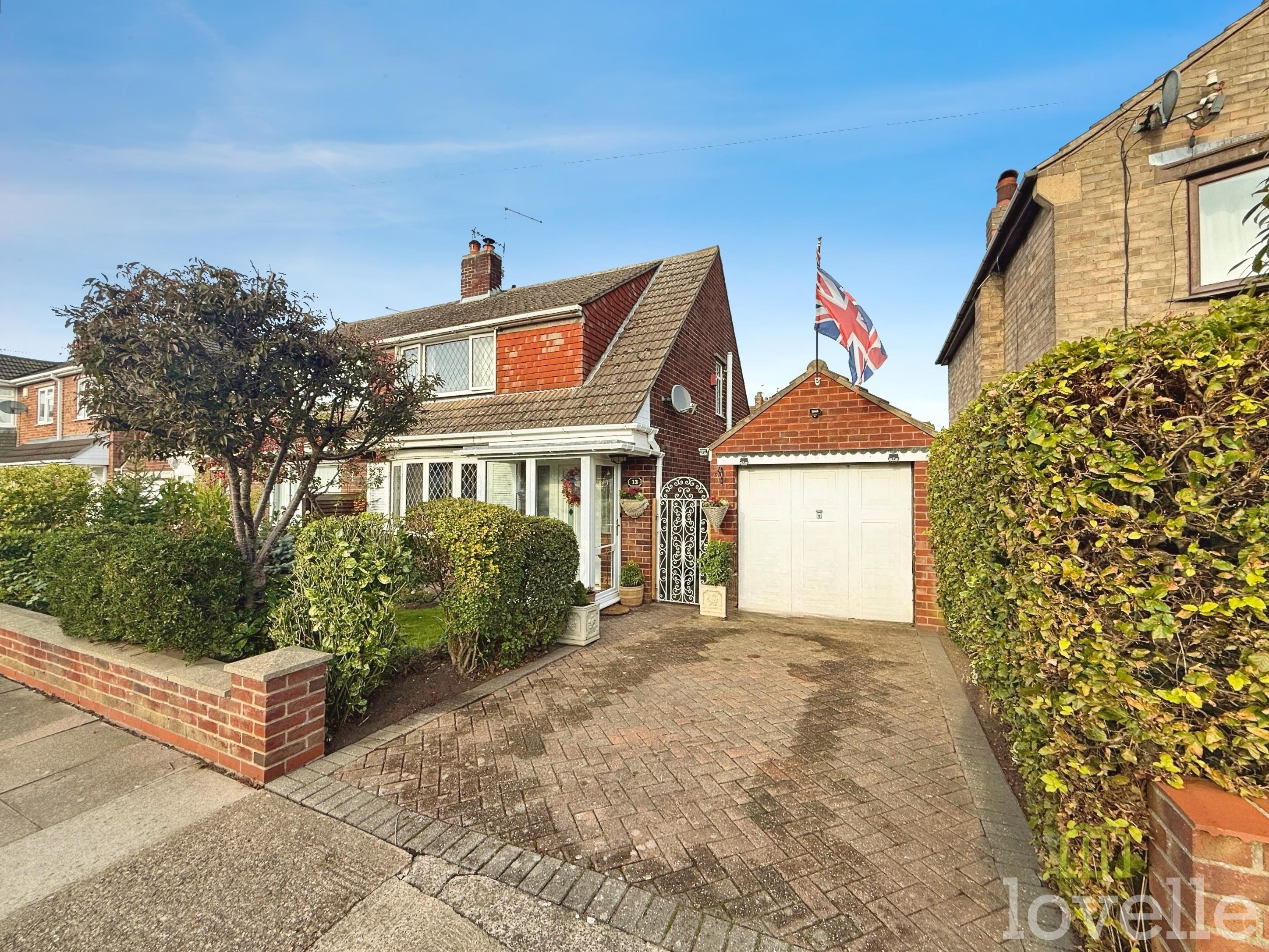 3 bedroom Semi-detached house Under Offer