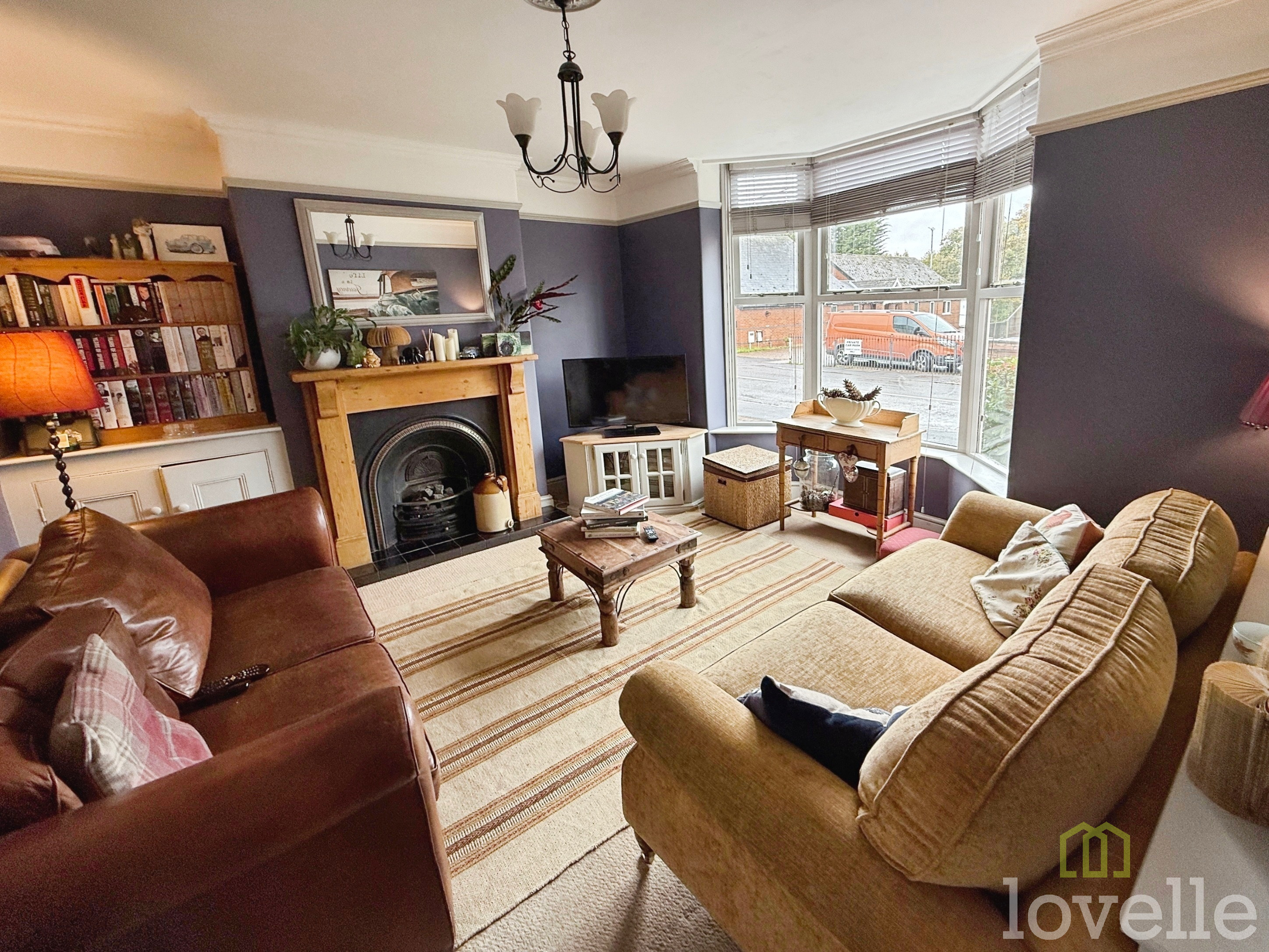 3 bedroom Semi-detached house Under Offer