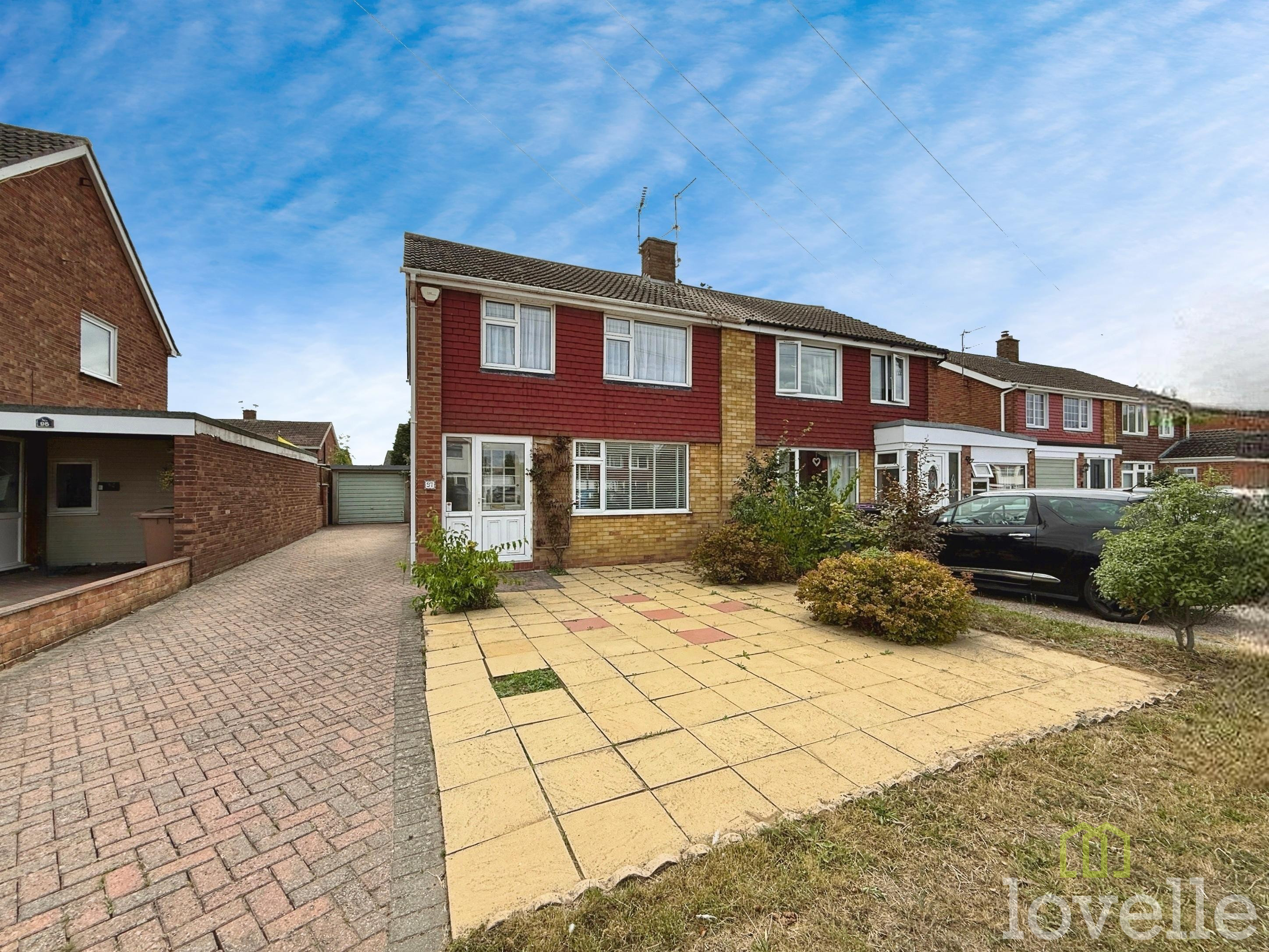 3 bedroom Semi-detached house Under Offer