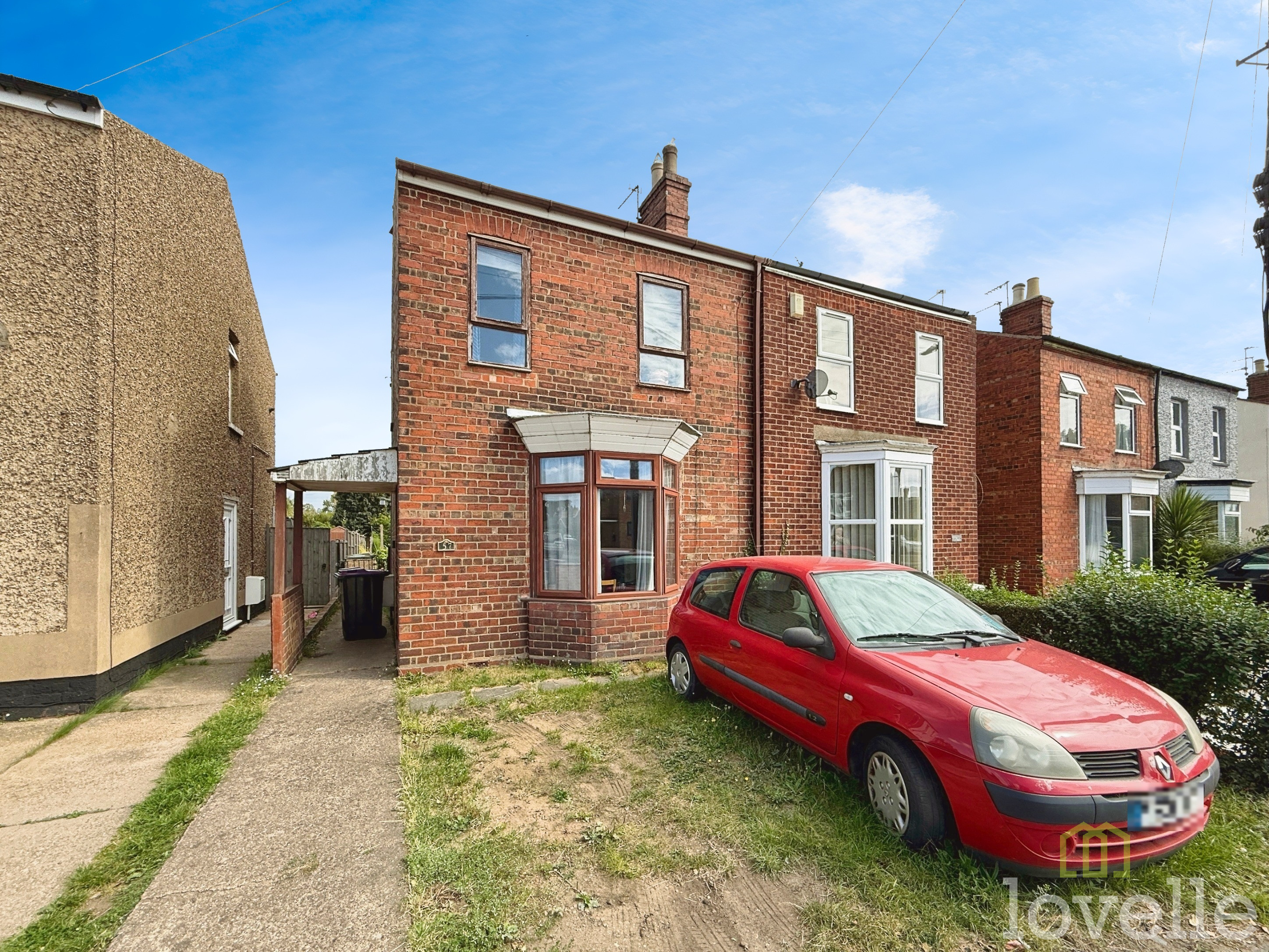 3 bedroom Semi-detached house Under Offer