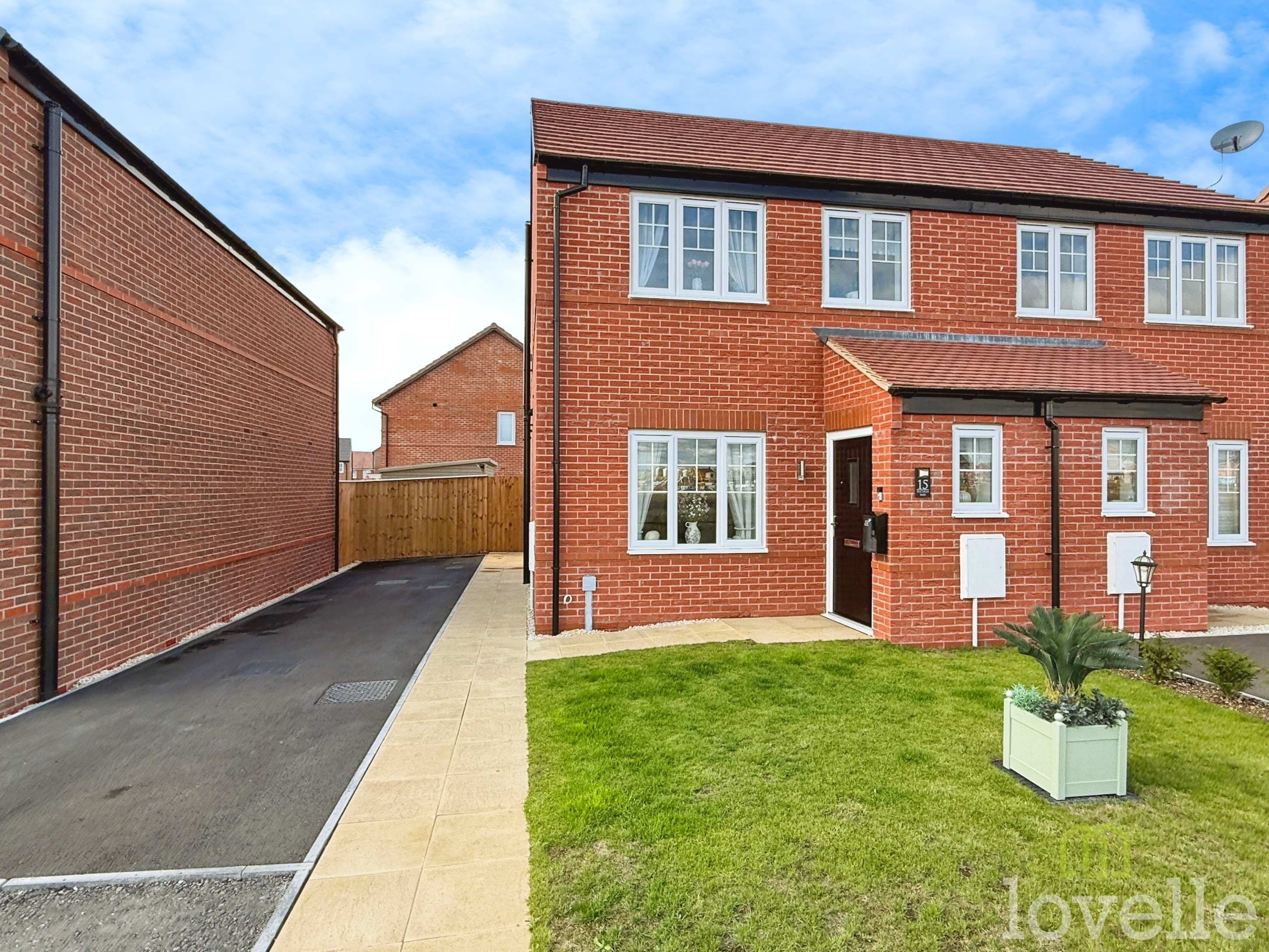 3 bedroom Semi-detached house Under Offer