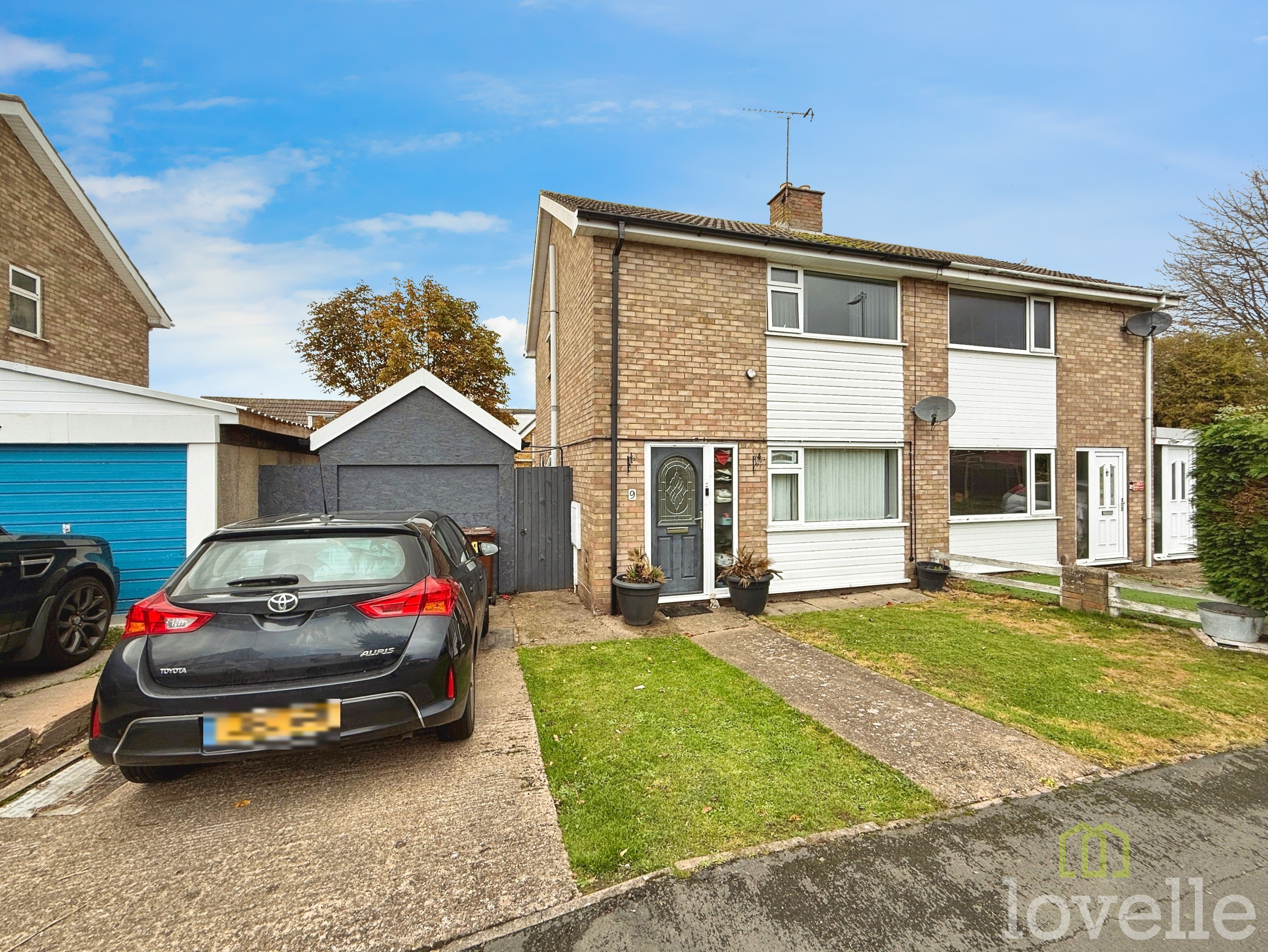 3 bedroom Semi-detached house Under Offer