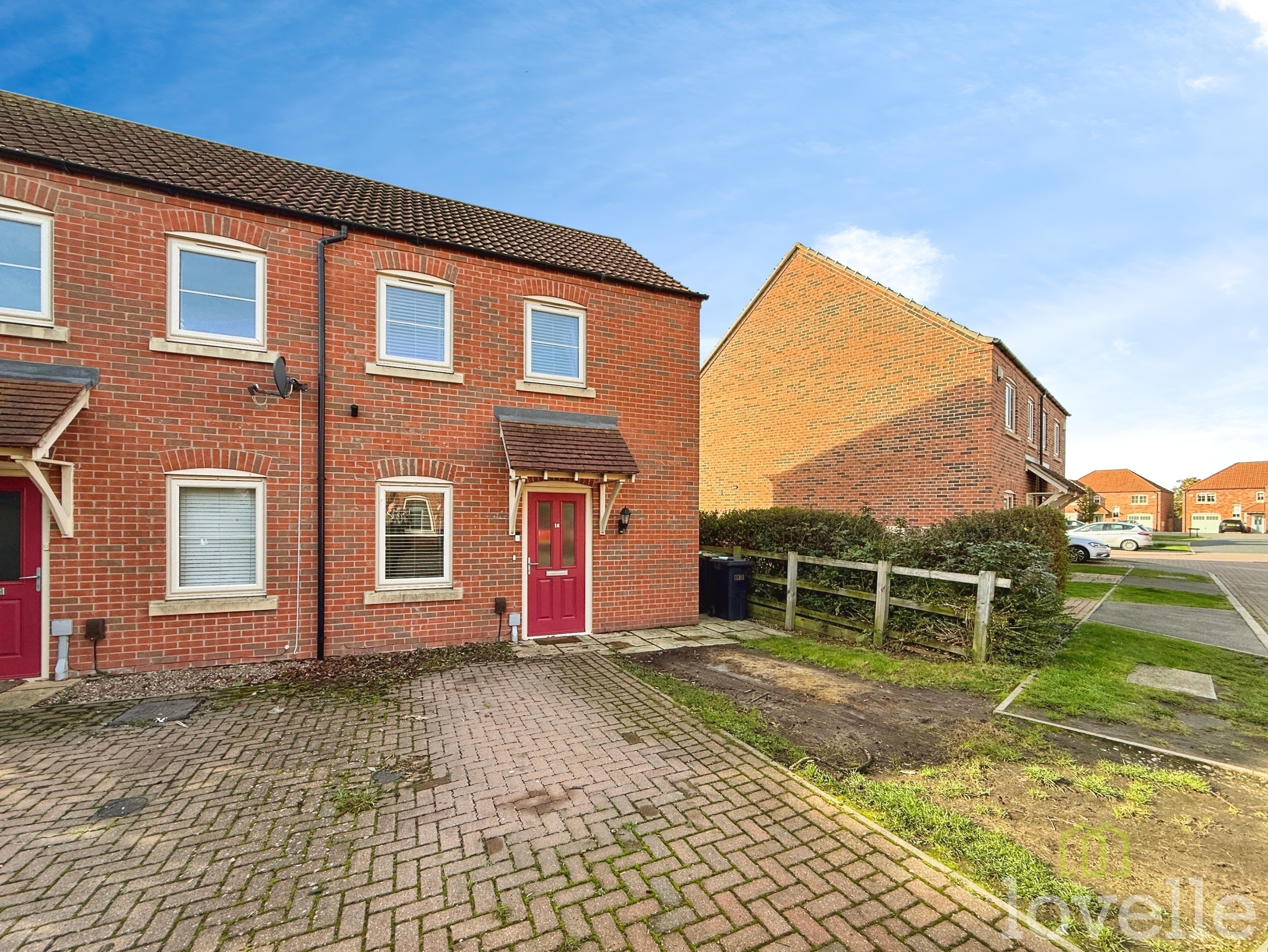 2 bedroom Semi-detached house Under Offer
