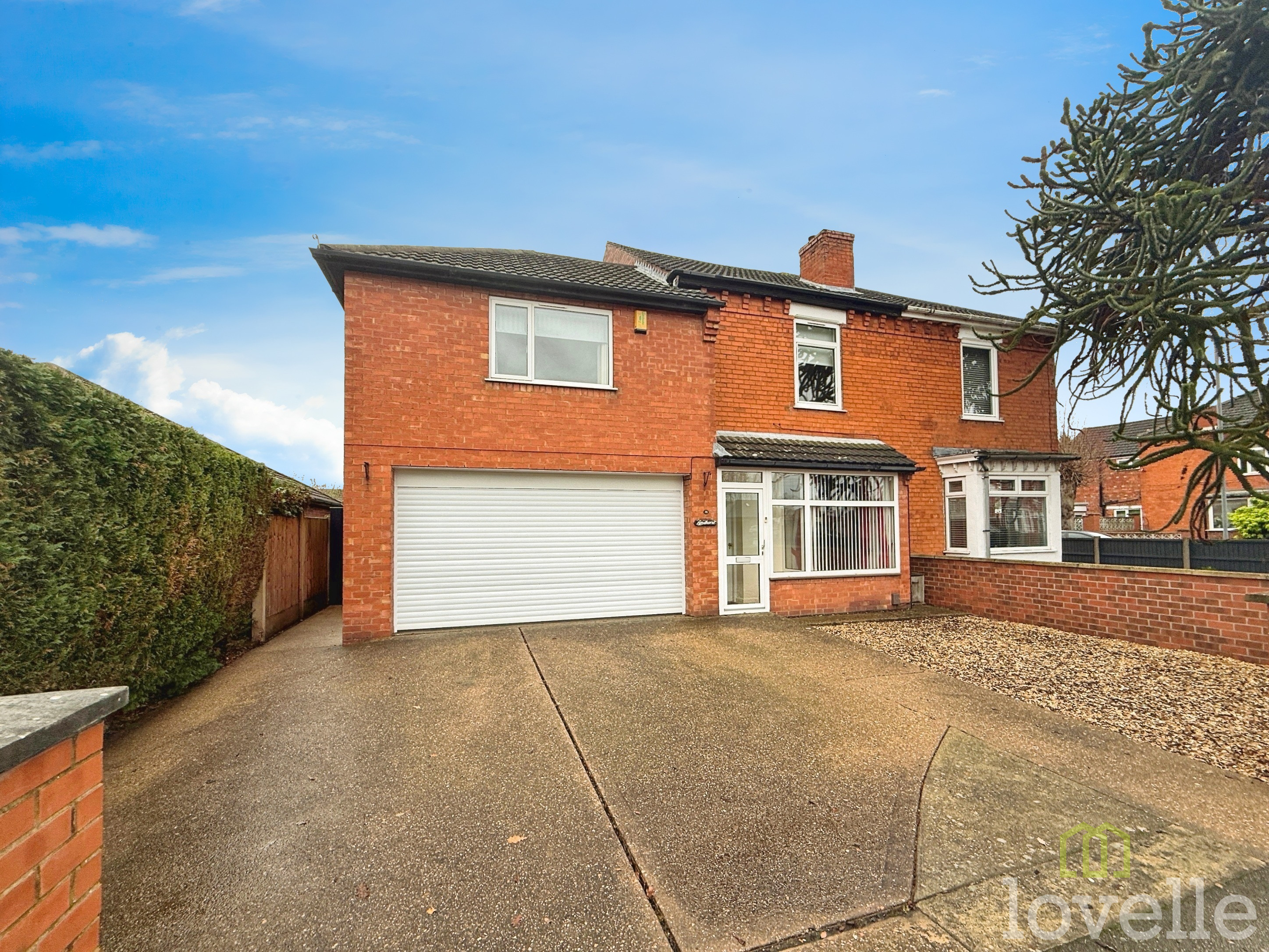 3 bedroom Semi-detached house Under Offer