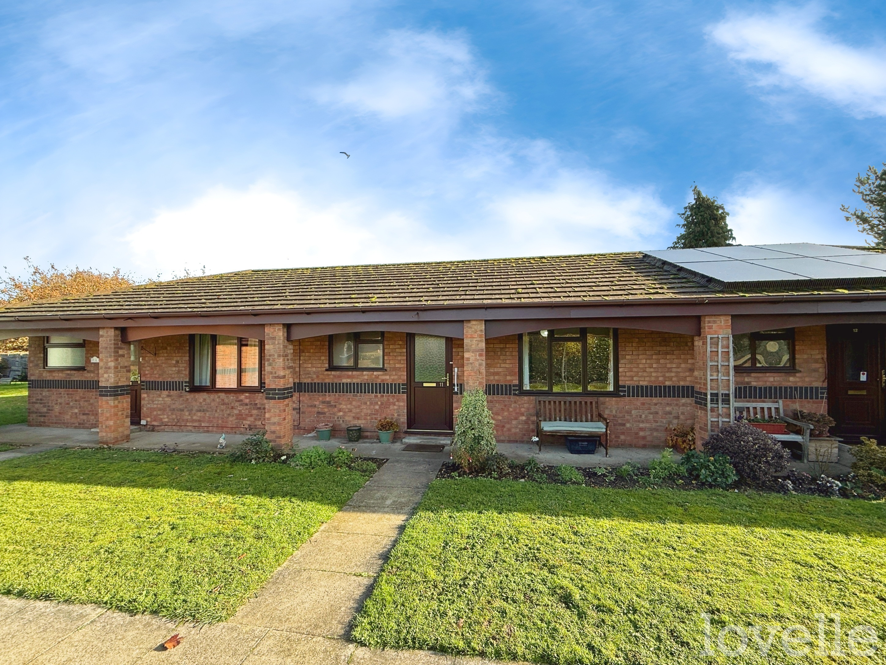 1 bedroom Detached bungalow For Sale