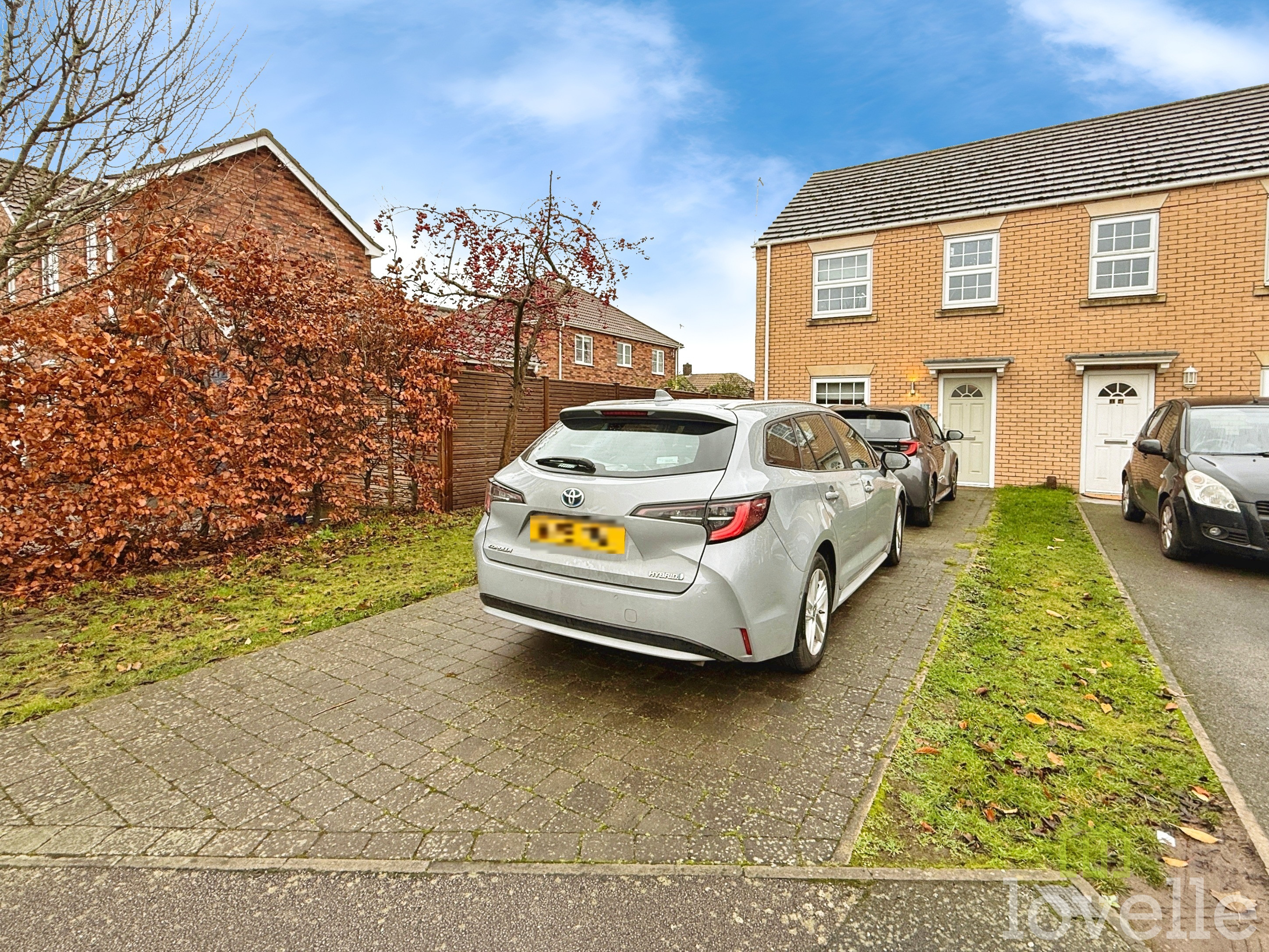 3 bedroom Semi-detached house Under Offer