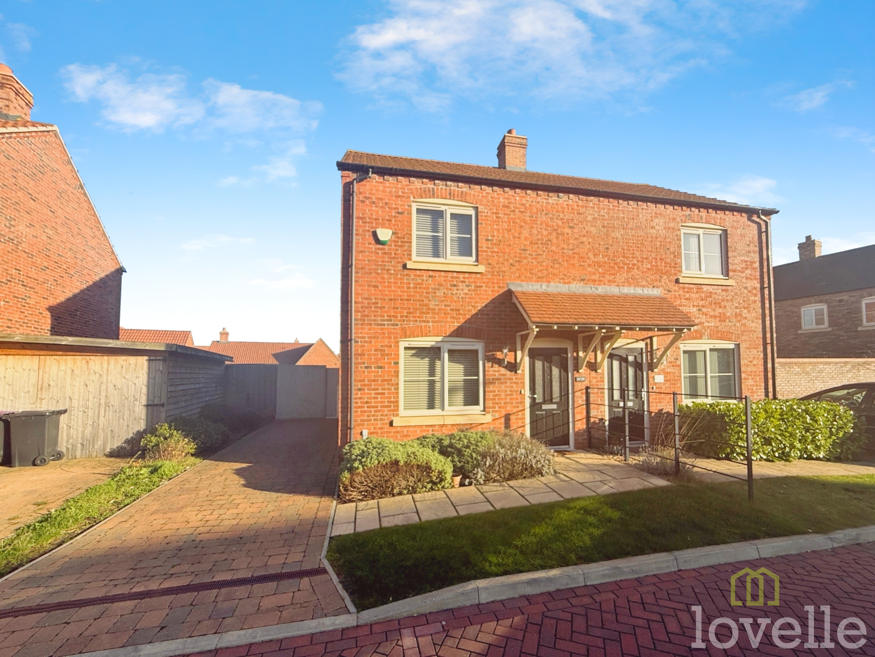 2 bedroom Semi-detached house Under Offer