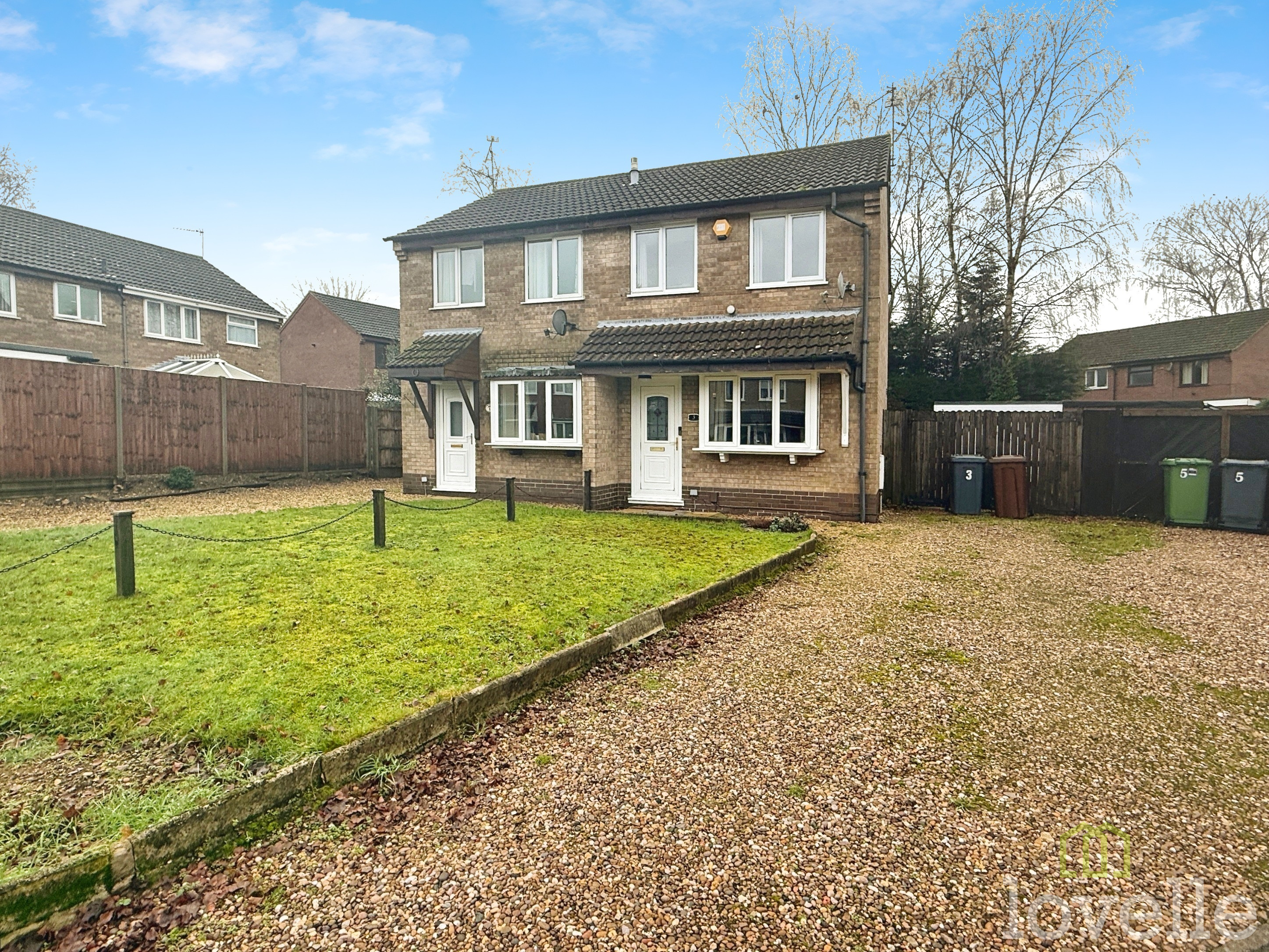 2 bedroom Semi-detached house To Let
