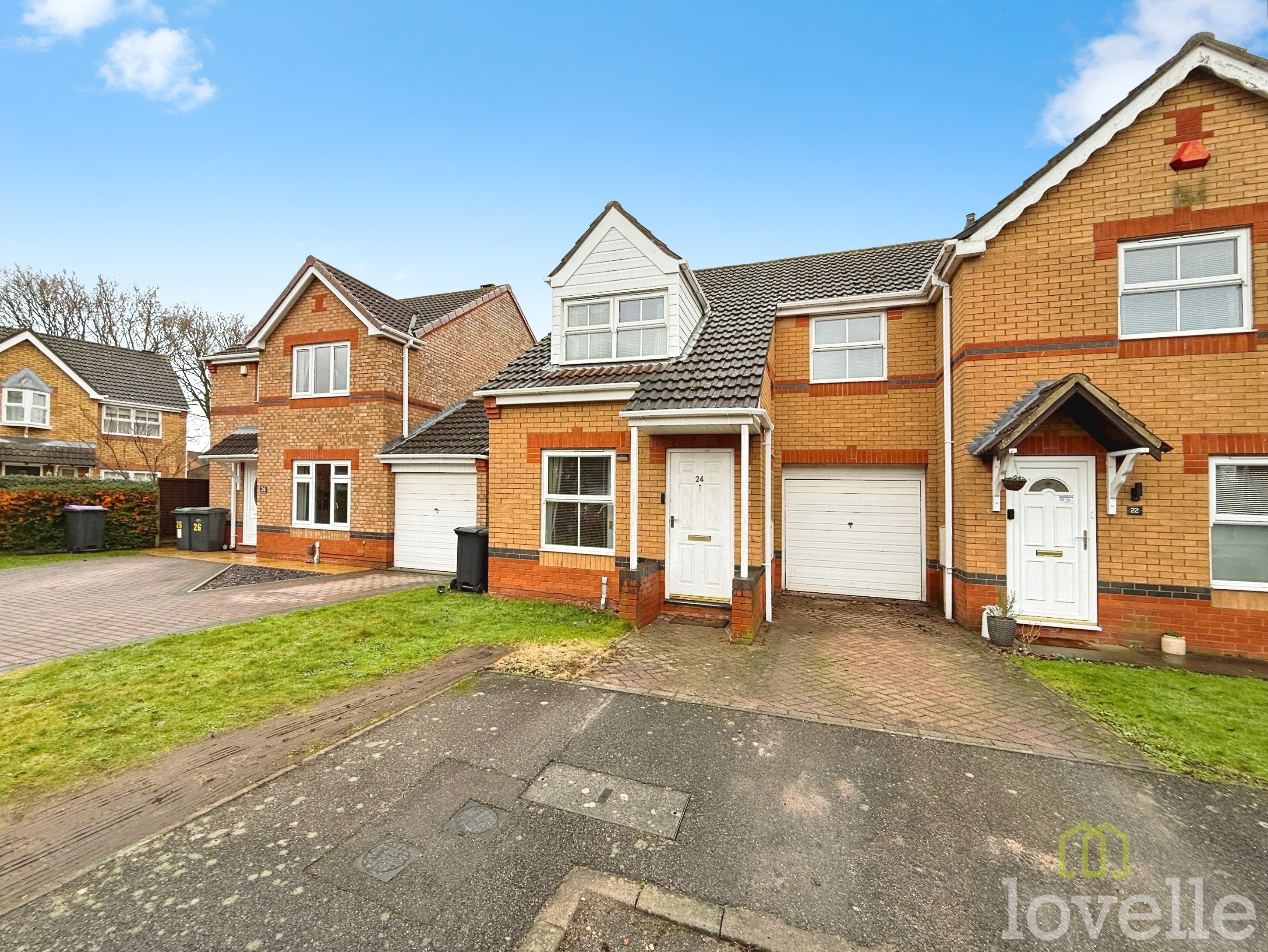 3 bedroom Semi-detached house Under Offer