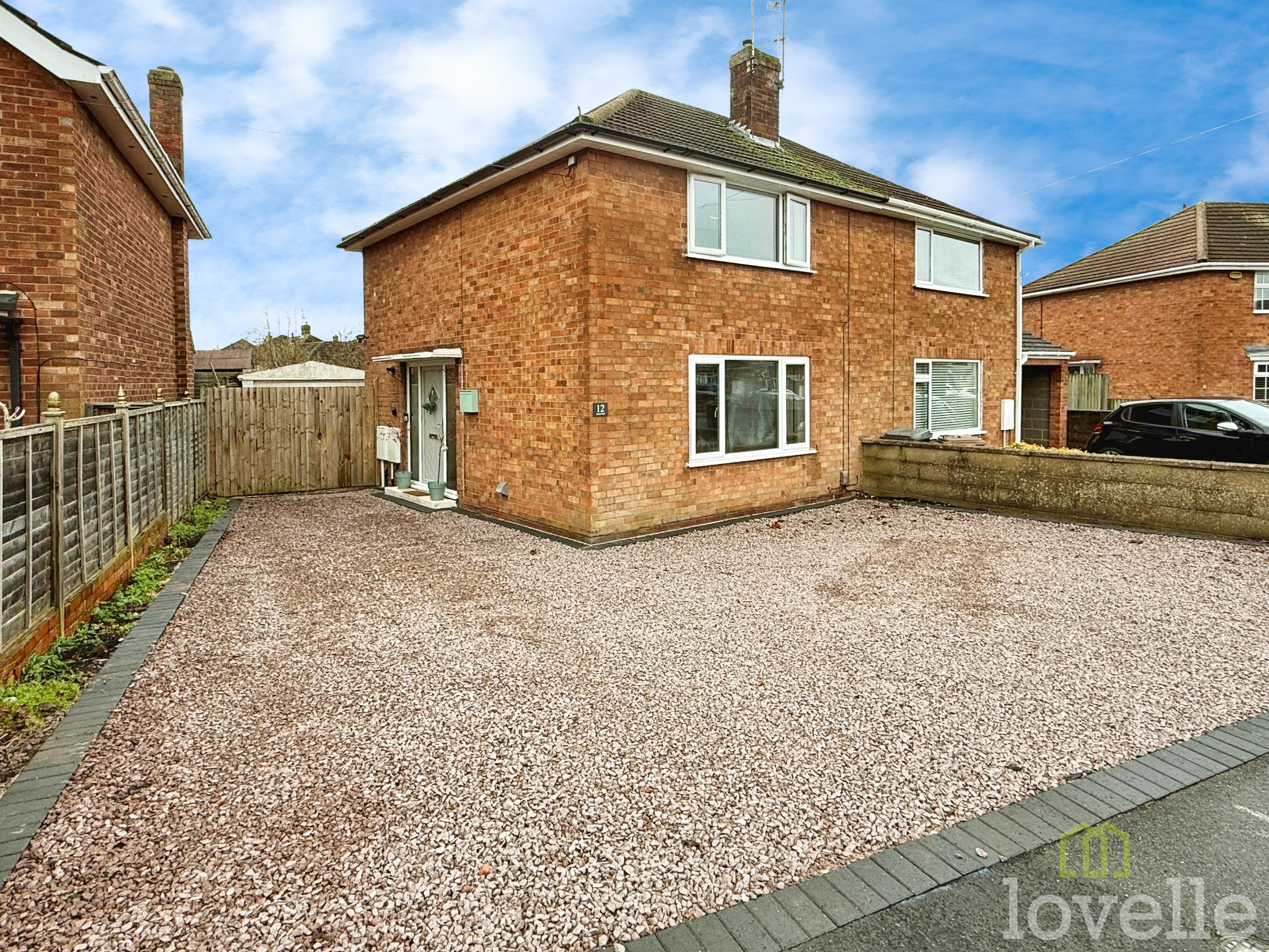 2 bedroom Semi-detached house Under Offer