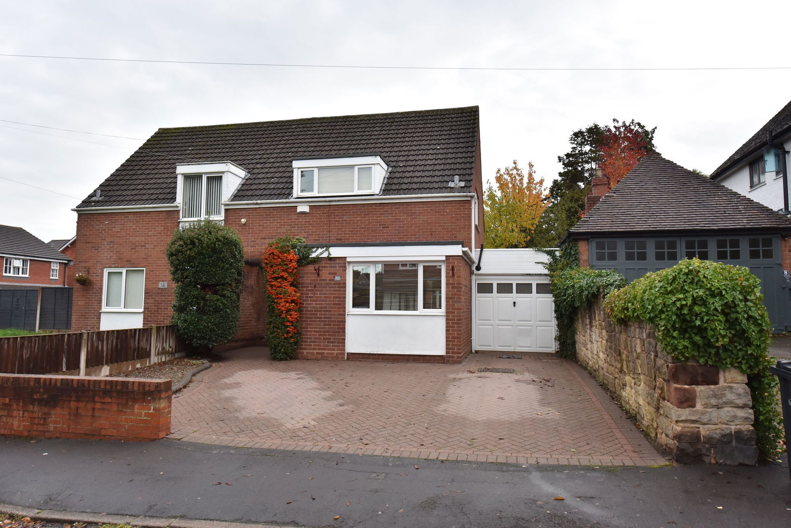 3 bedroom Semi-detached house Under Offer