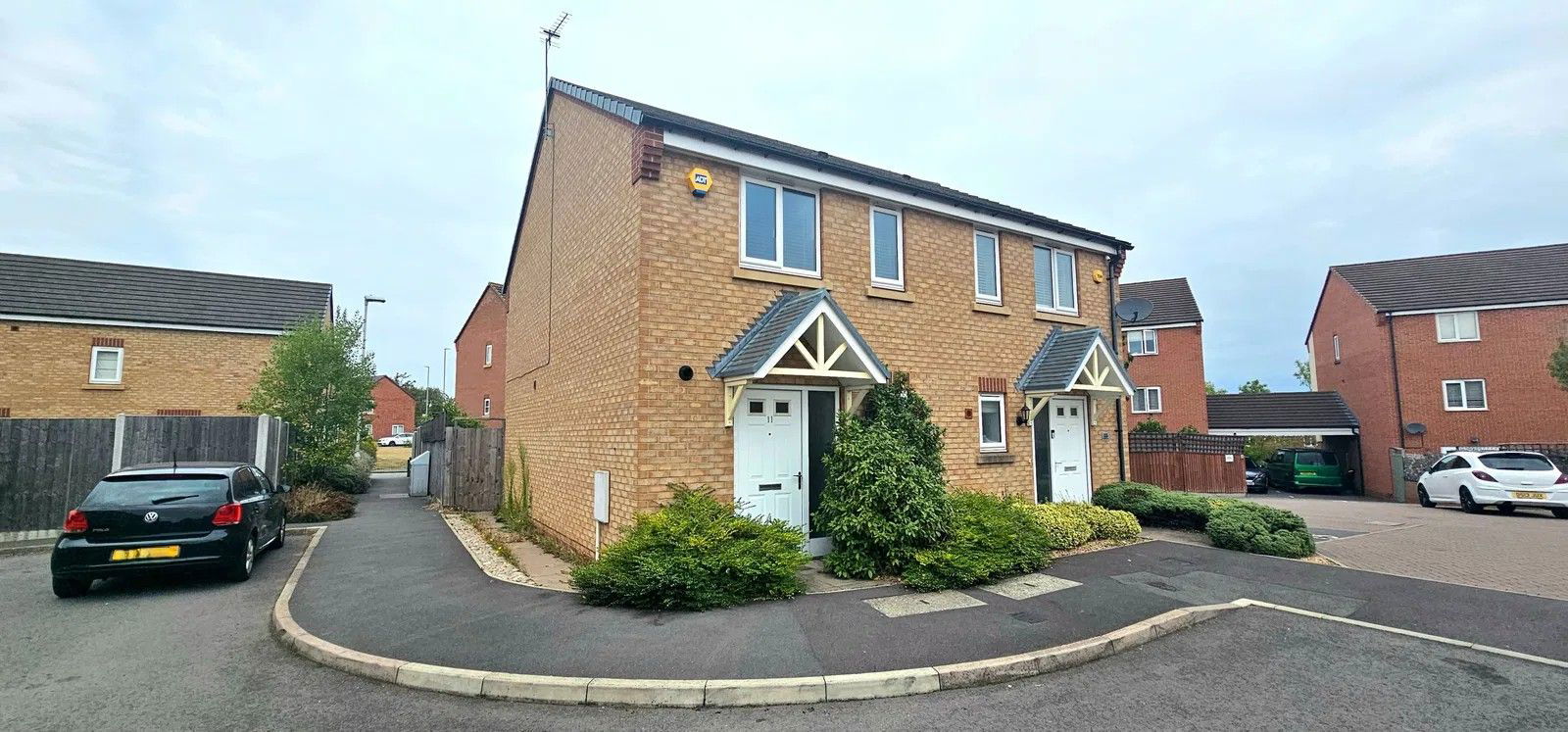 2 bedroom Semi-detached house Under Offer
