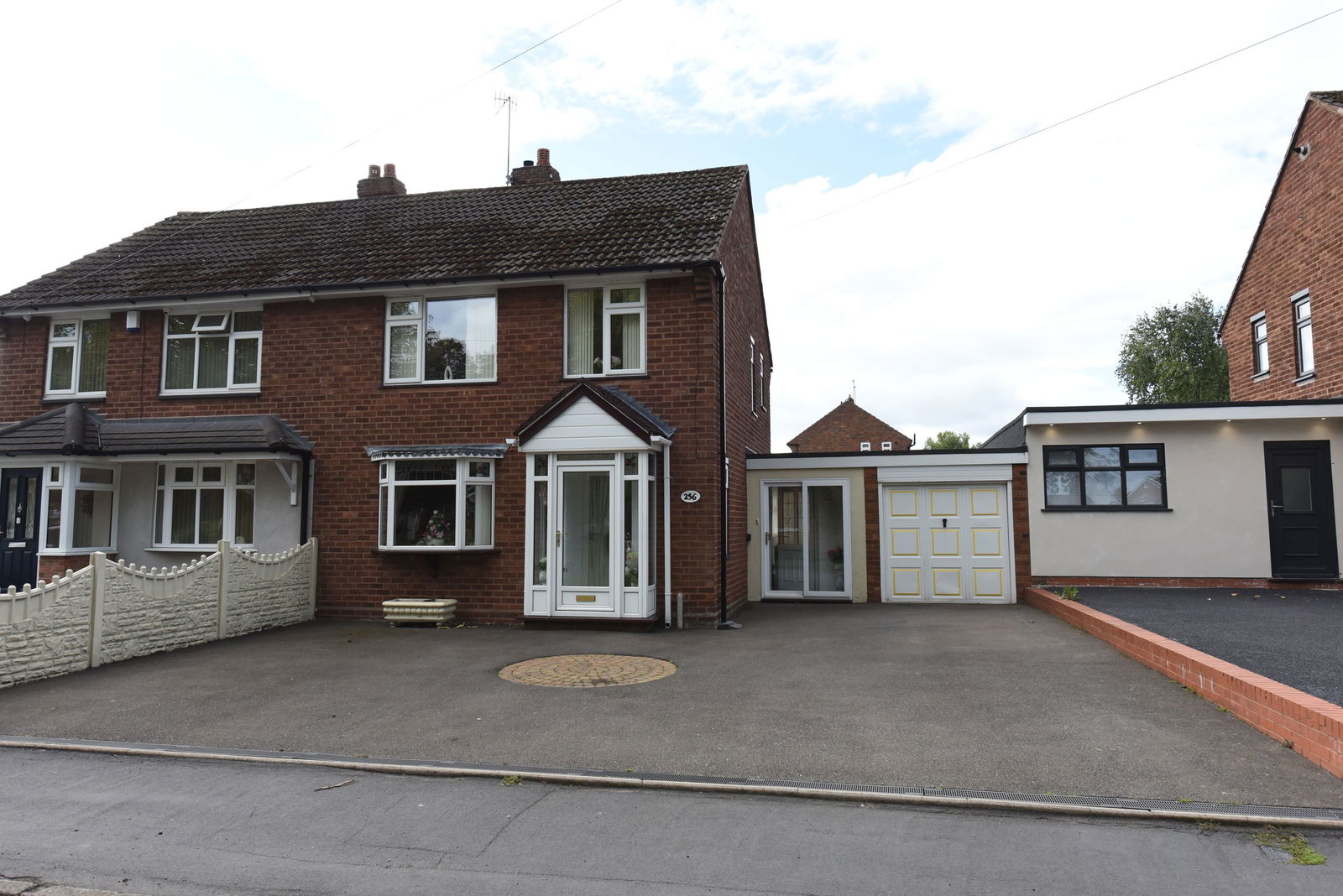 3 bedroom Semi-detached house Under Offer