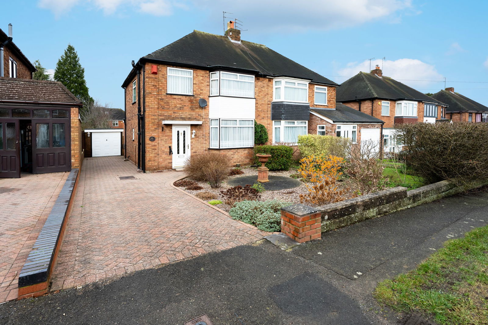 3 bedroom Semi-detached house Under Offer