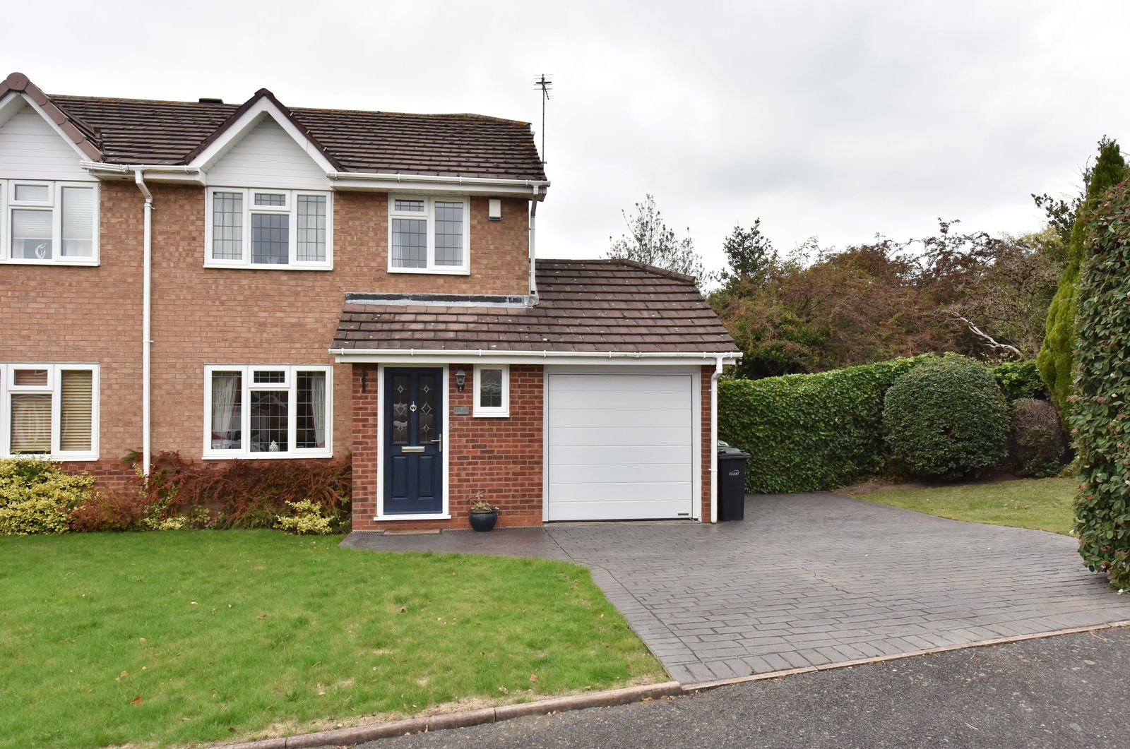 3 bedroom Semi-detached house Under Offer