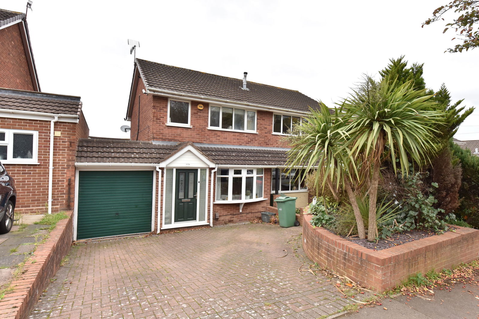 3 bedroom Semi-detached house Under Offer