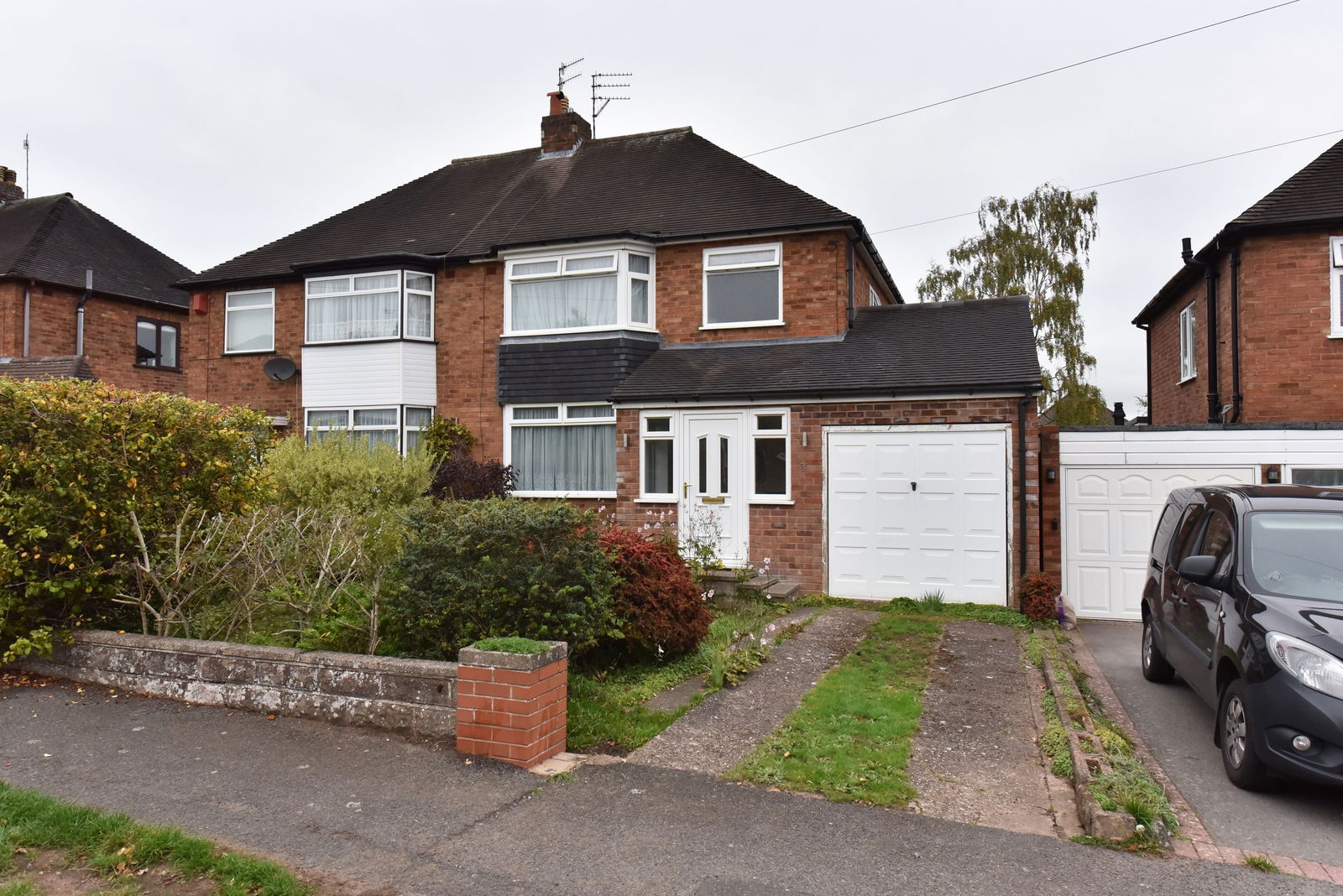 3 bedroom Semi-detached house Under Offer