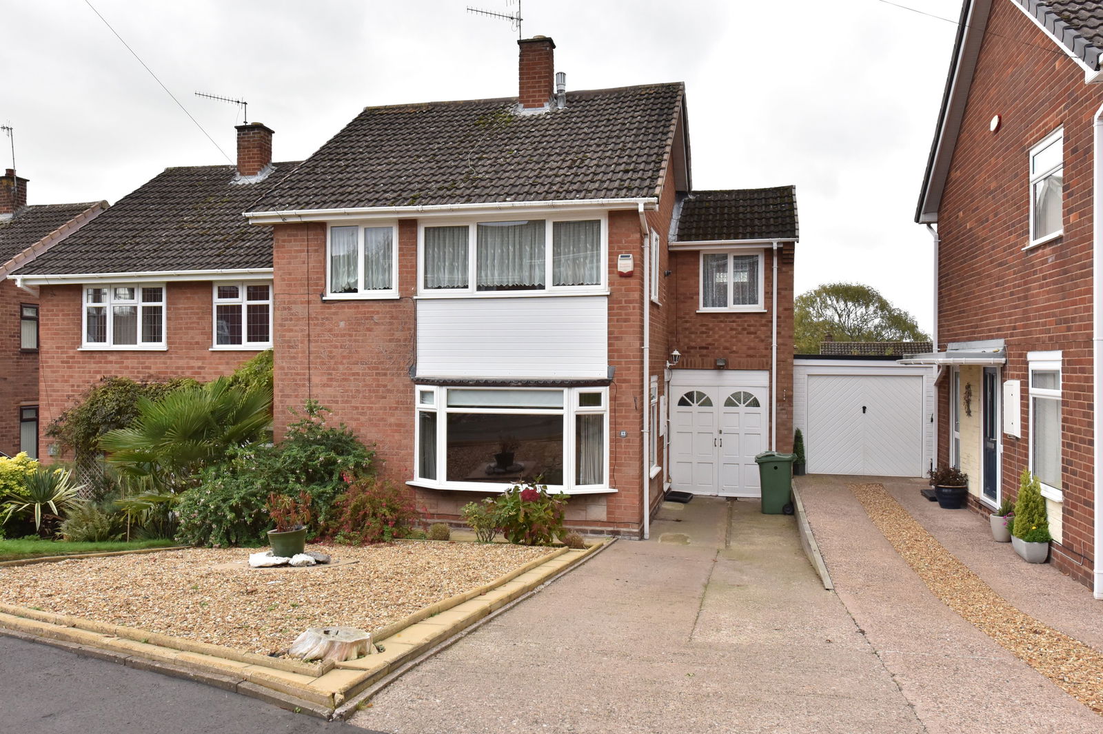 3 bedroom Semi-detached house Under Offer