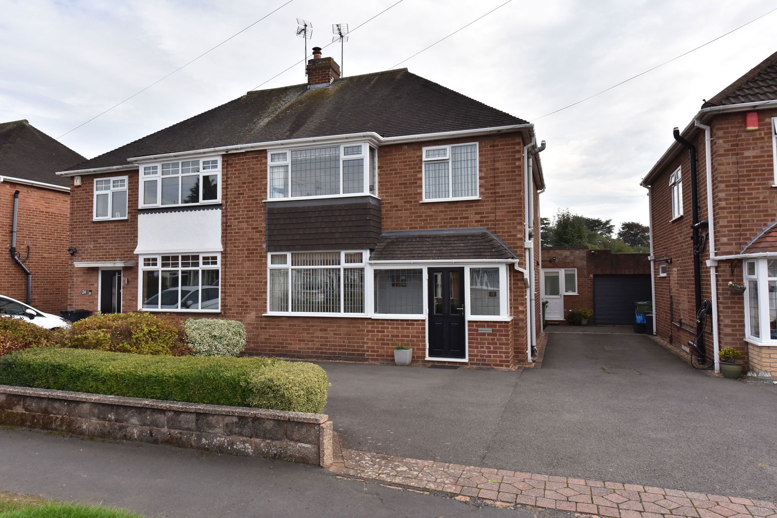 3 bedroom Semi-detached house Under Offer
