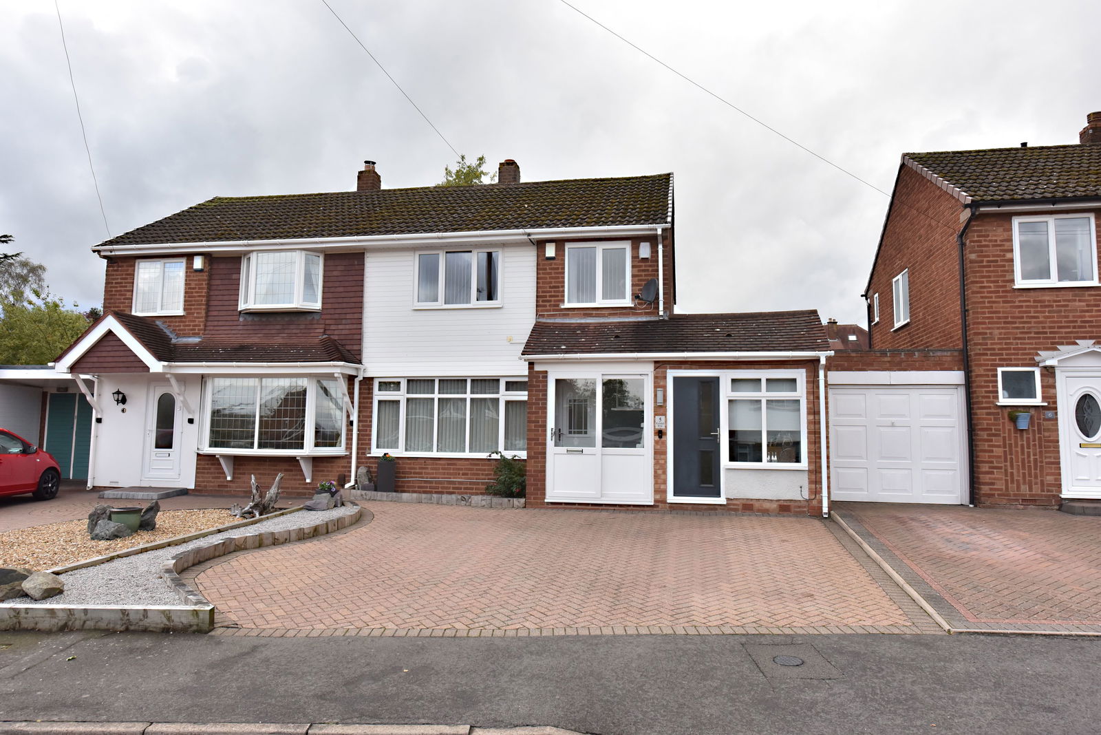 3 bedroom Semi-detached house Under Offer