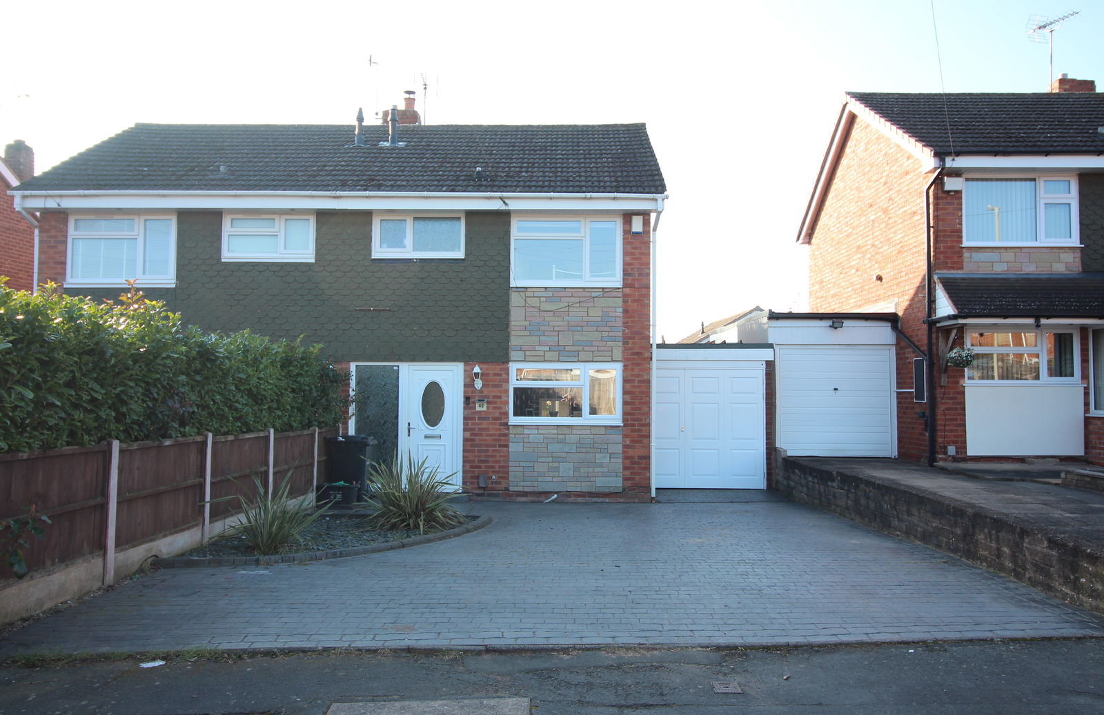 3 bedroom Semi-detached house Under Offer