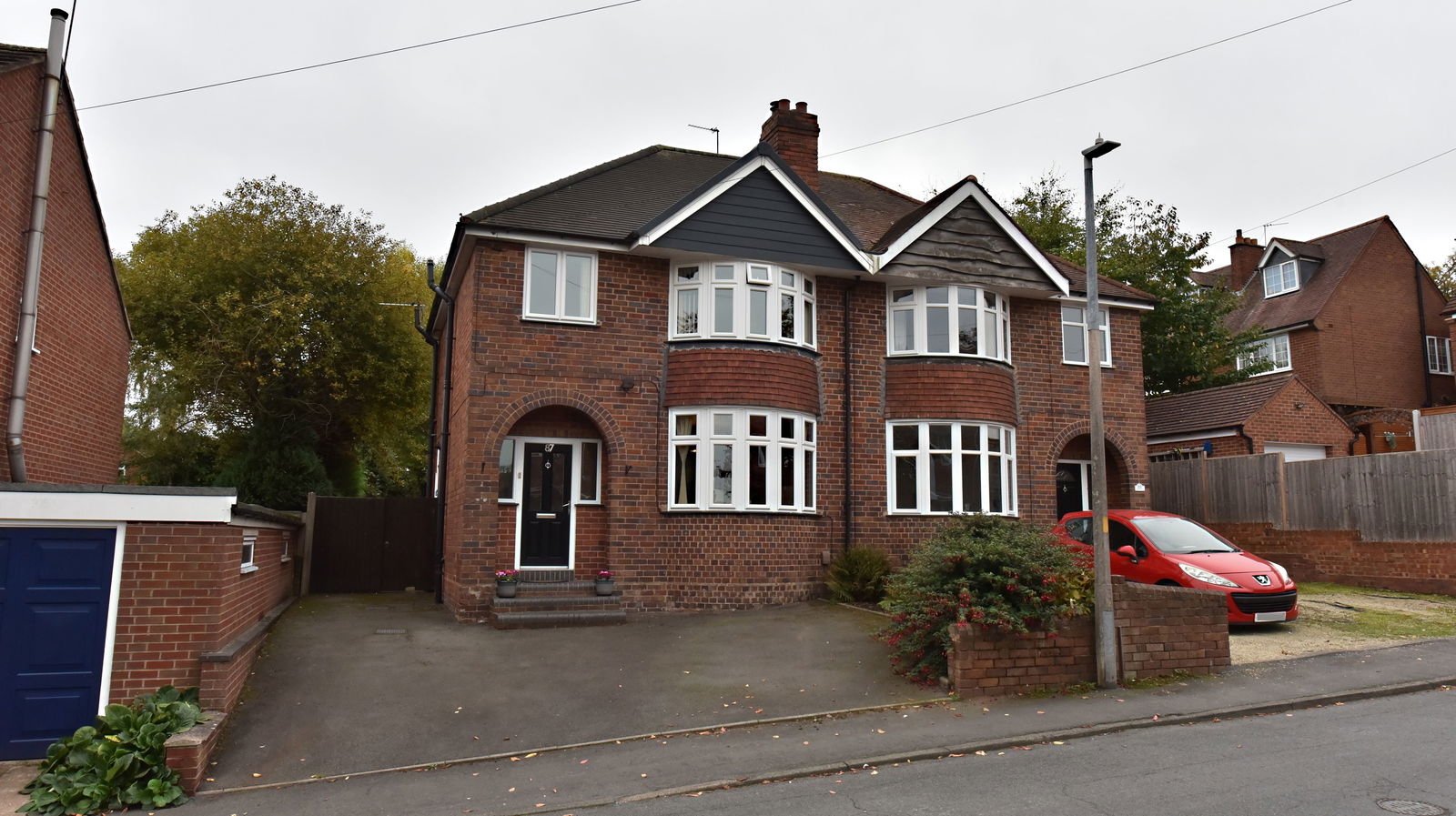 3 bedroom Semi-detached house Under Offer