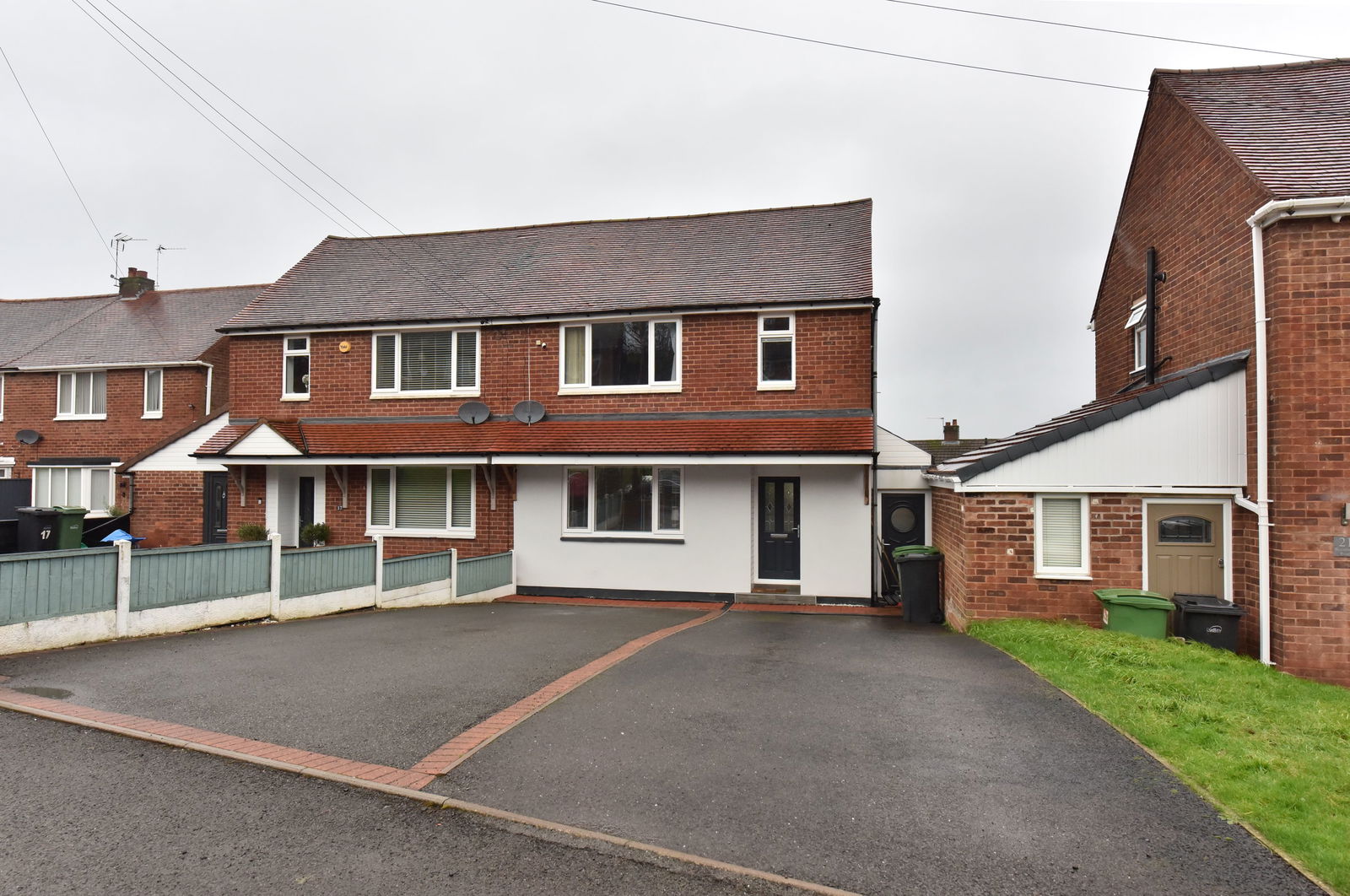 2 bedroom Semi-detached house Under Offer
