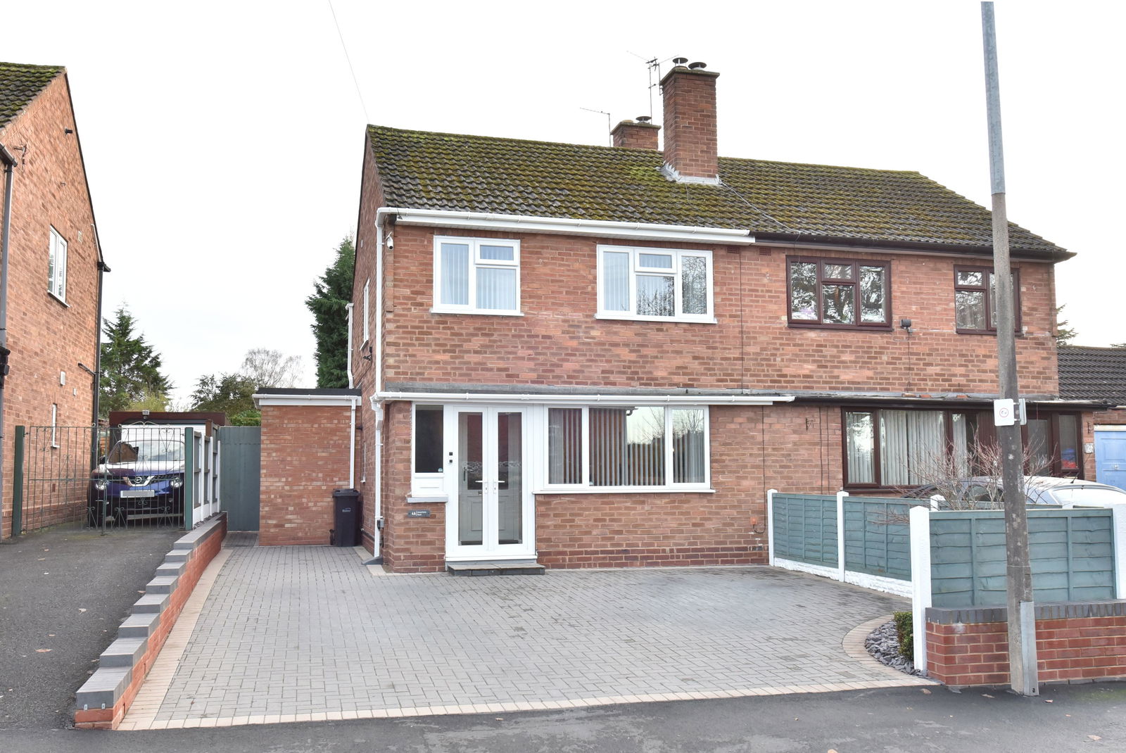 3 bedroom Semi-detached house Under Offer