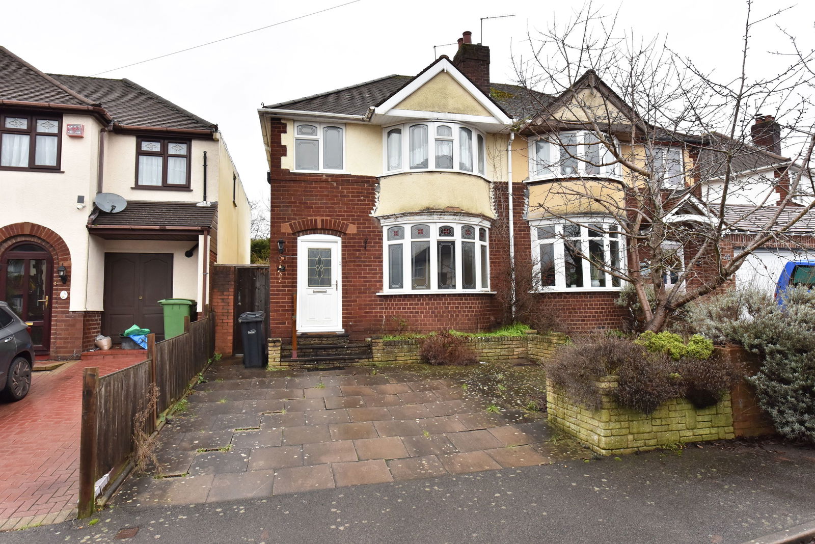 3 bedroom Semi-detached house Under Offer