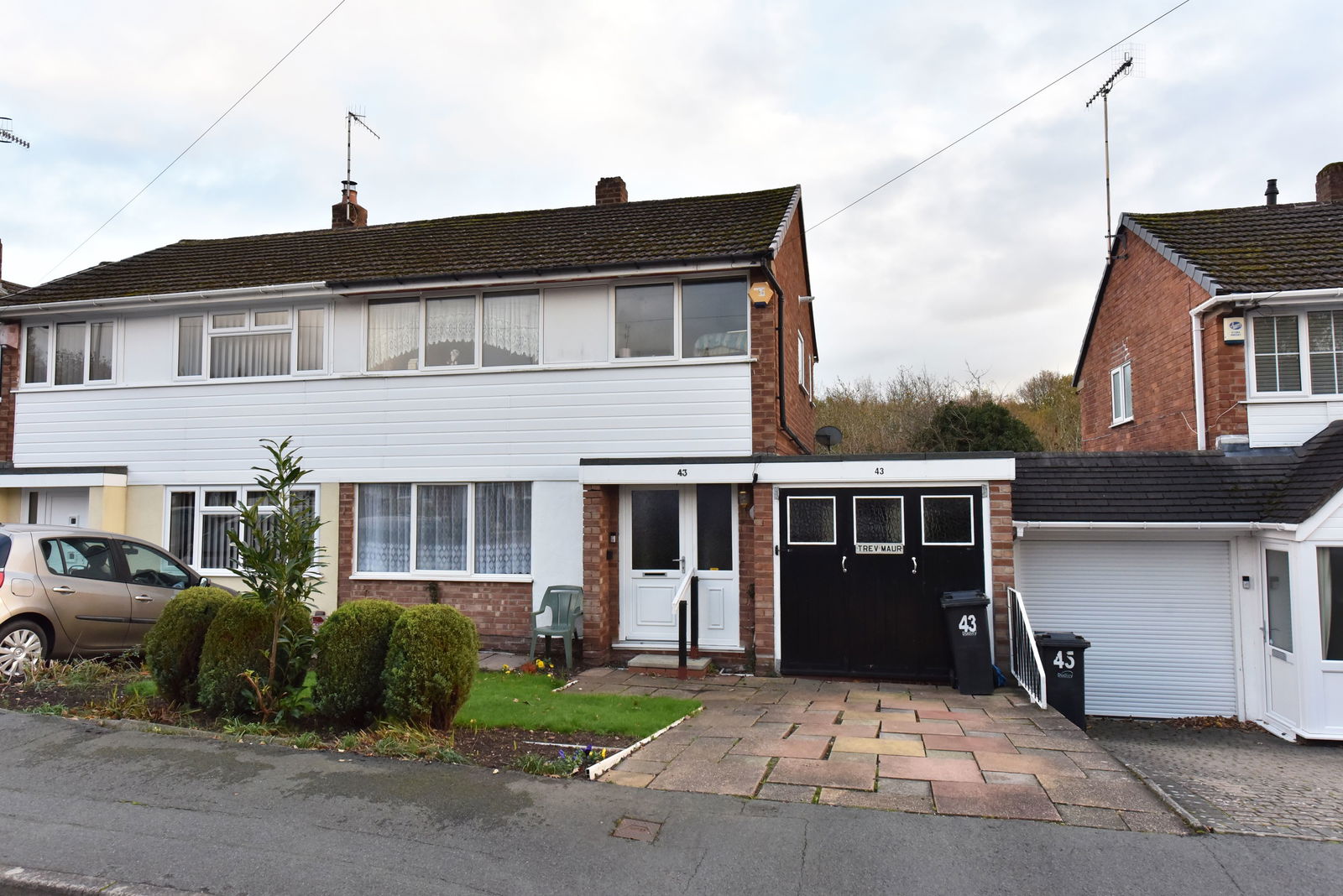 3 bedroom Semi-detached house Under Offer