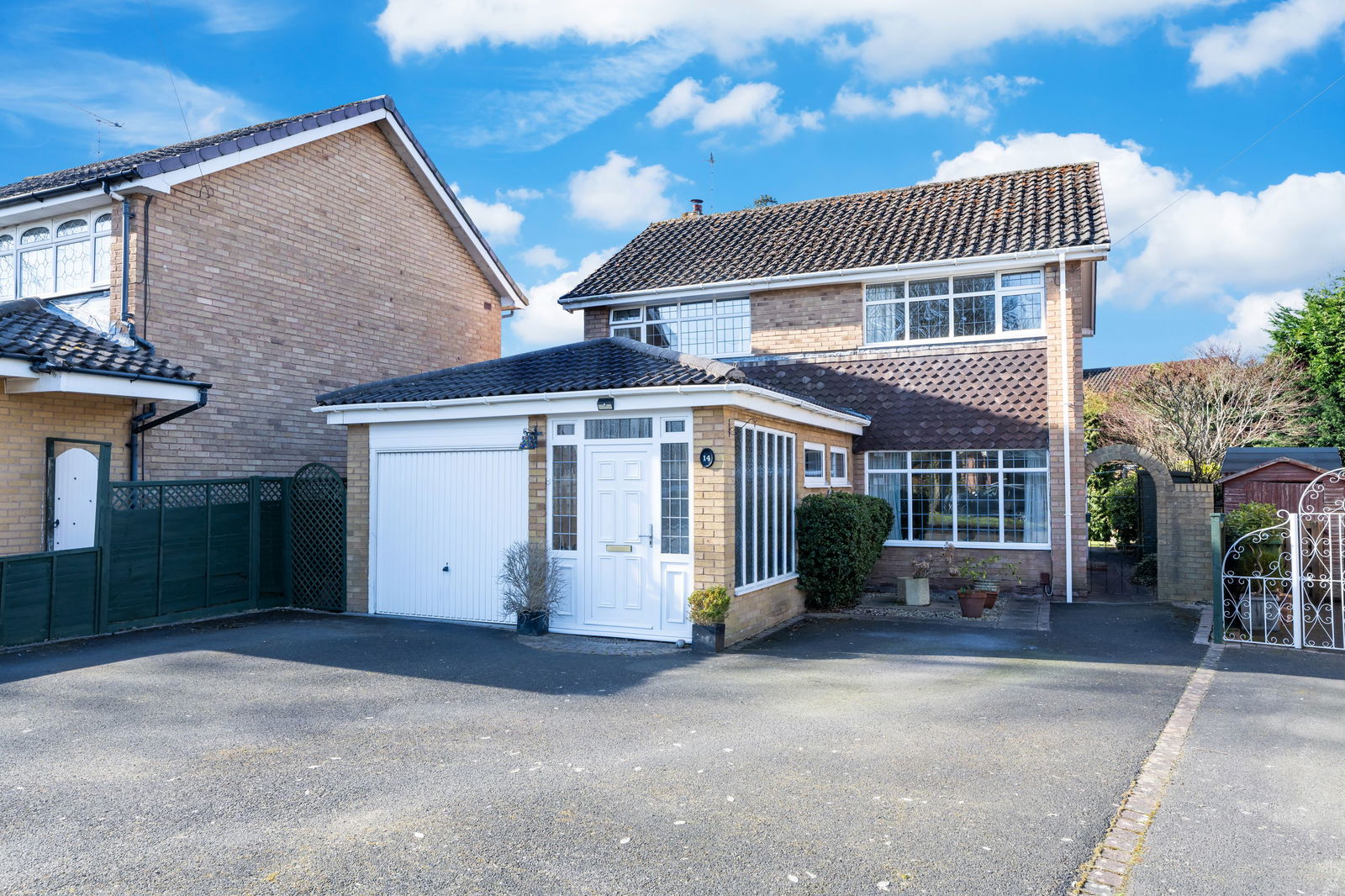 3 bedroom Detached house Under Offer