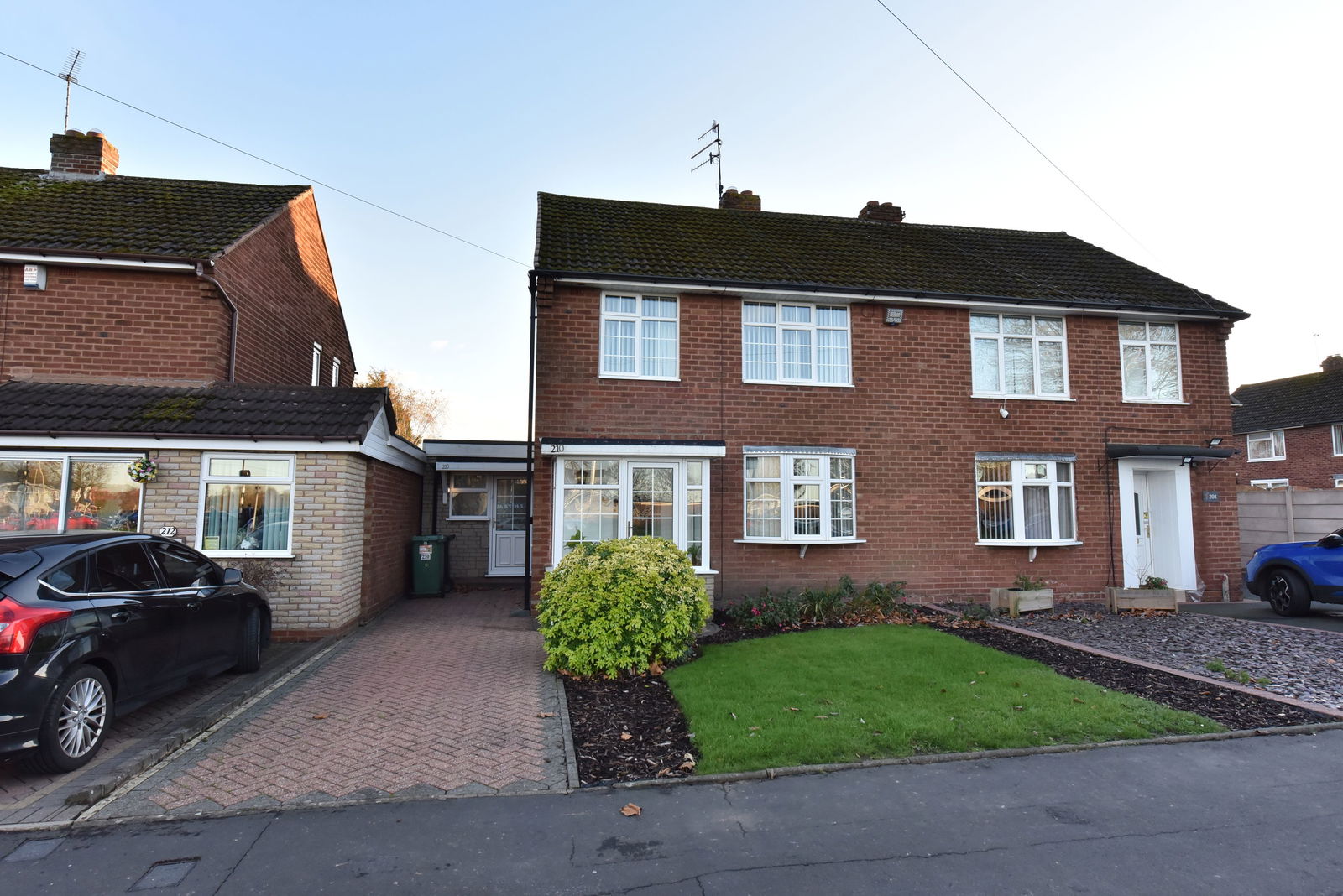 3 bedroom Semi-detached house Under Offer