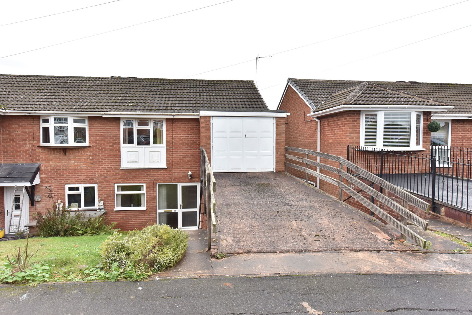 2 bedroom Semi-detached house Under Offer
