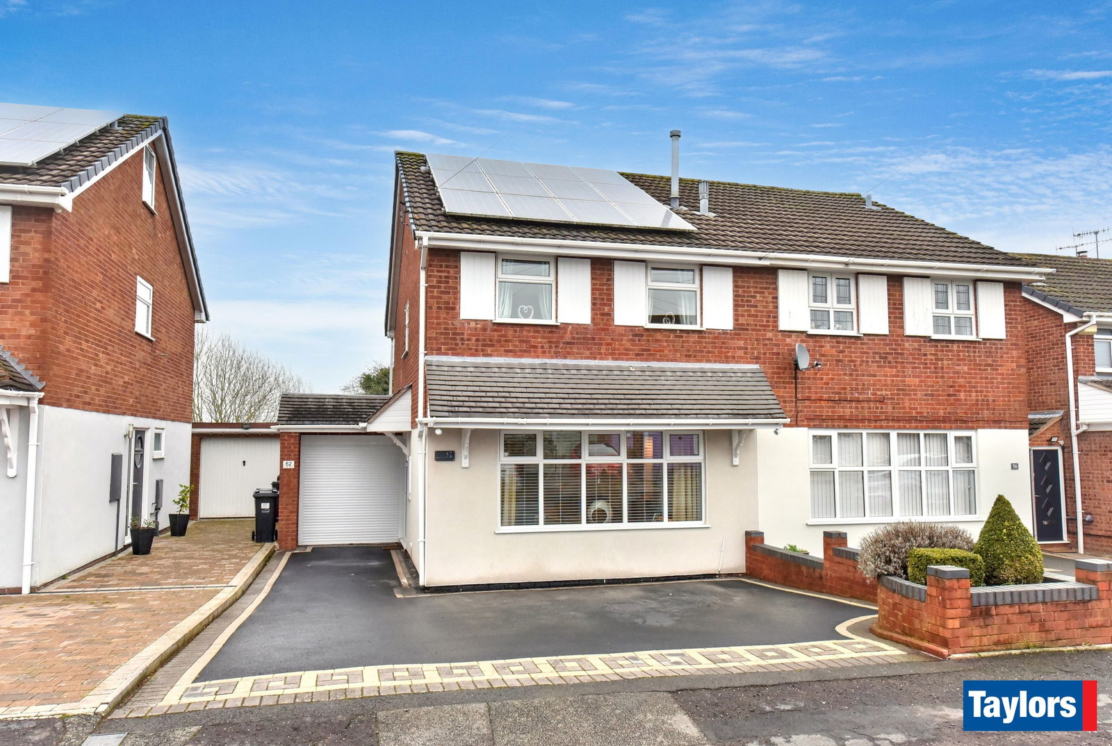 3 bedroom Semi-detached house Under Offer