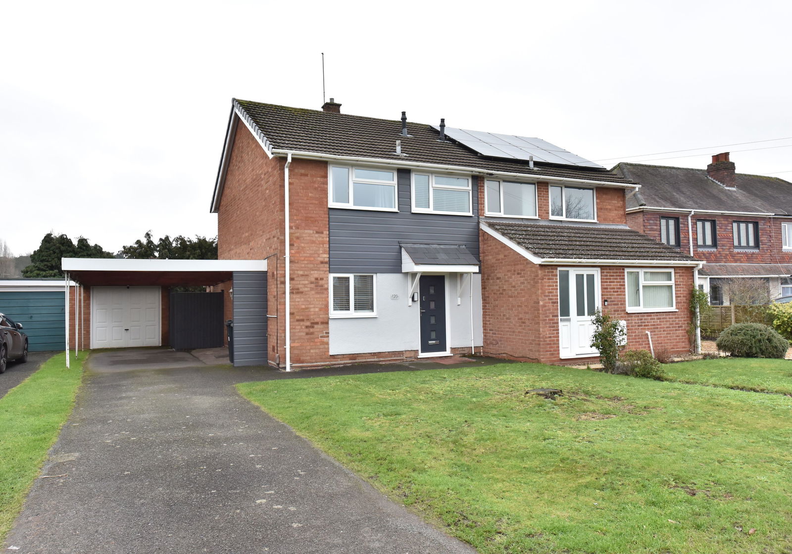 3 bedroom Semi-detached house Under Offer