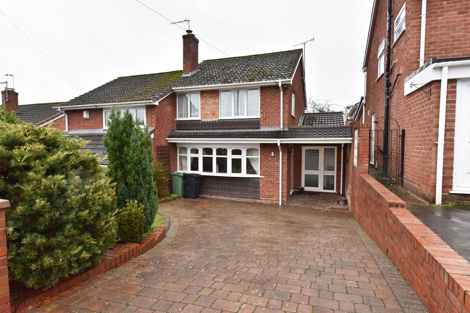 3 bedroom Semi-detached house Under Offer