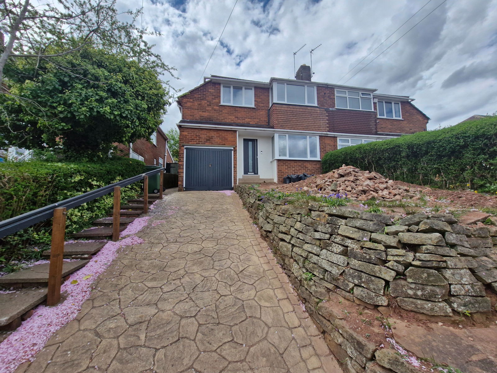 3 bedroom Semi-detached house Under Offer