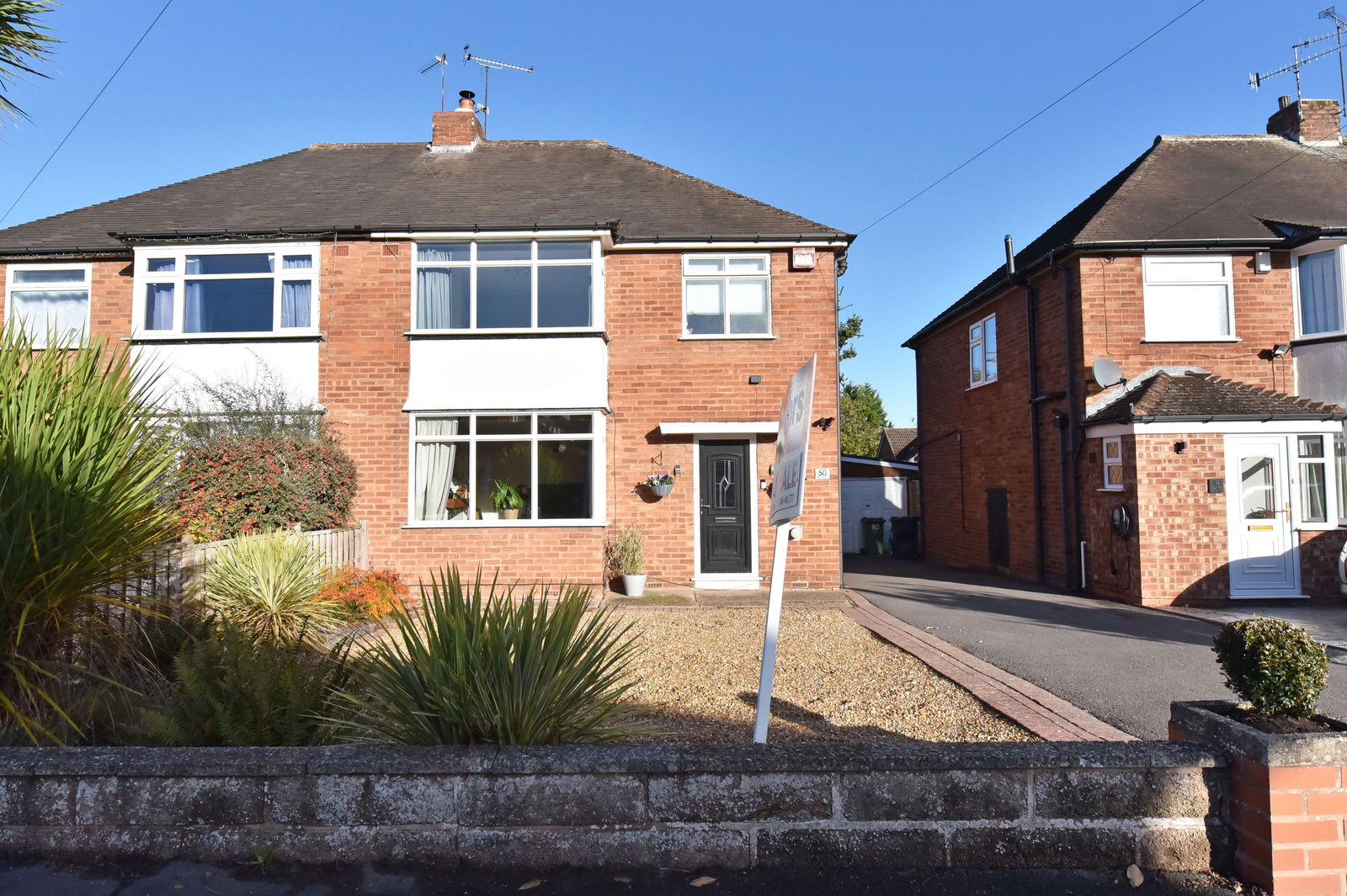 3 bedroom Semi-detached house Under Offer